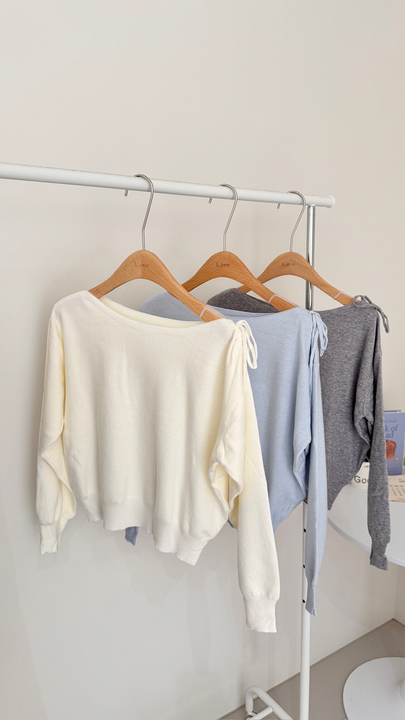 斜肩綁帶針織上衣