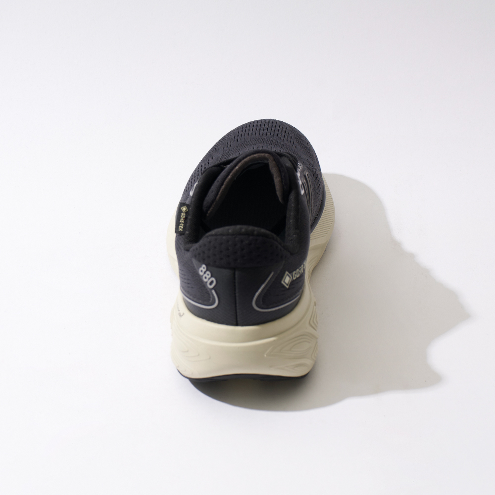 New Balance Fresh Foam 880 女鞋 黑色 寬楦 防水 緩震 運動 慢跑鞋 W880GB15