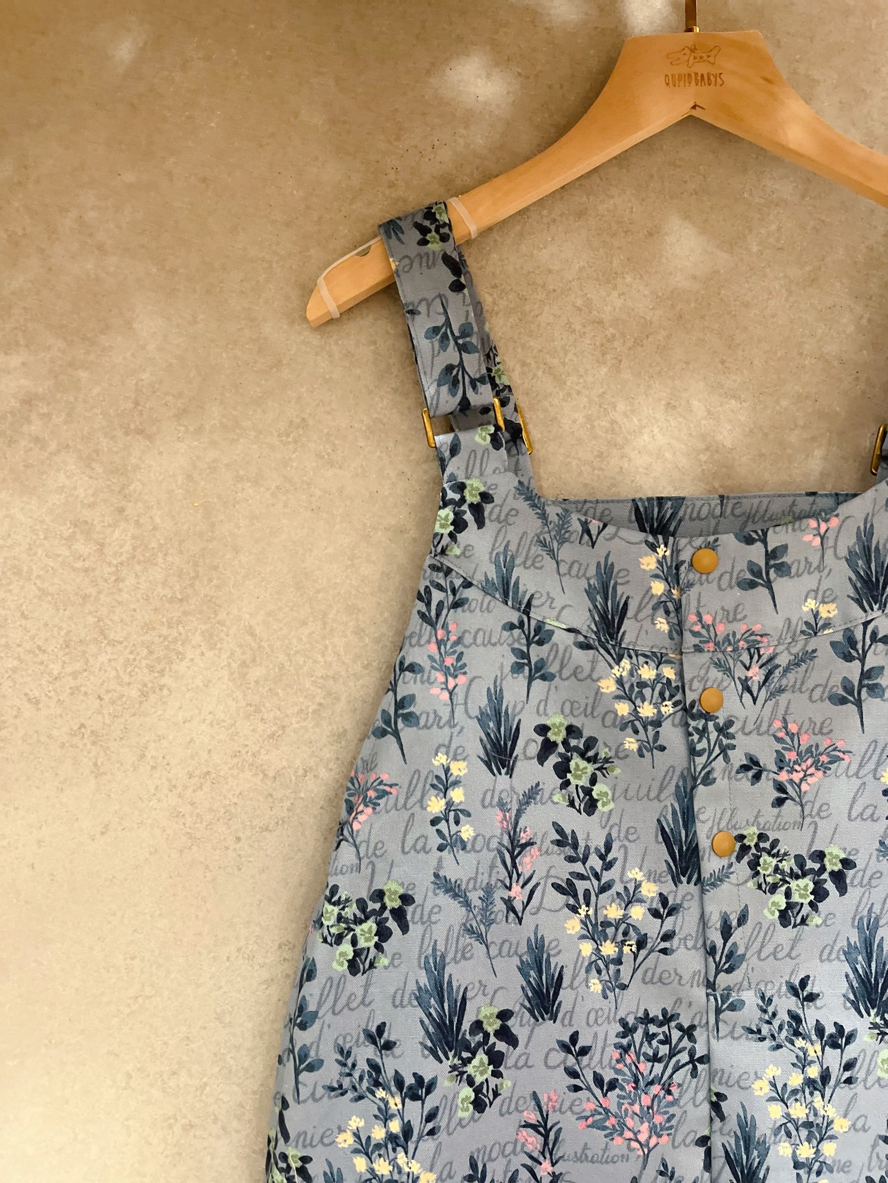 藍英文花草 媽咪俏皮吊帶長裙