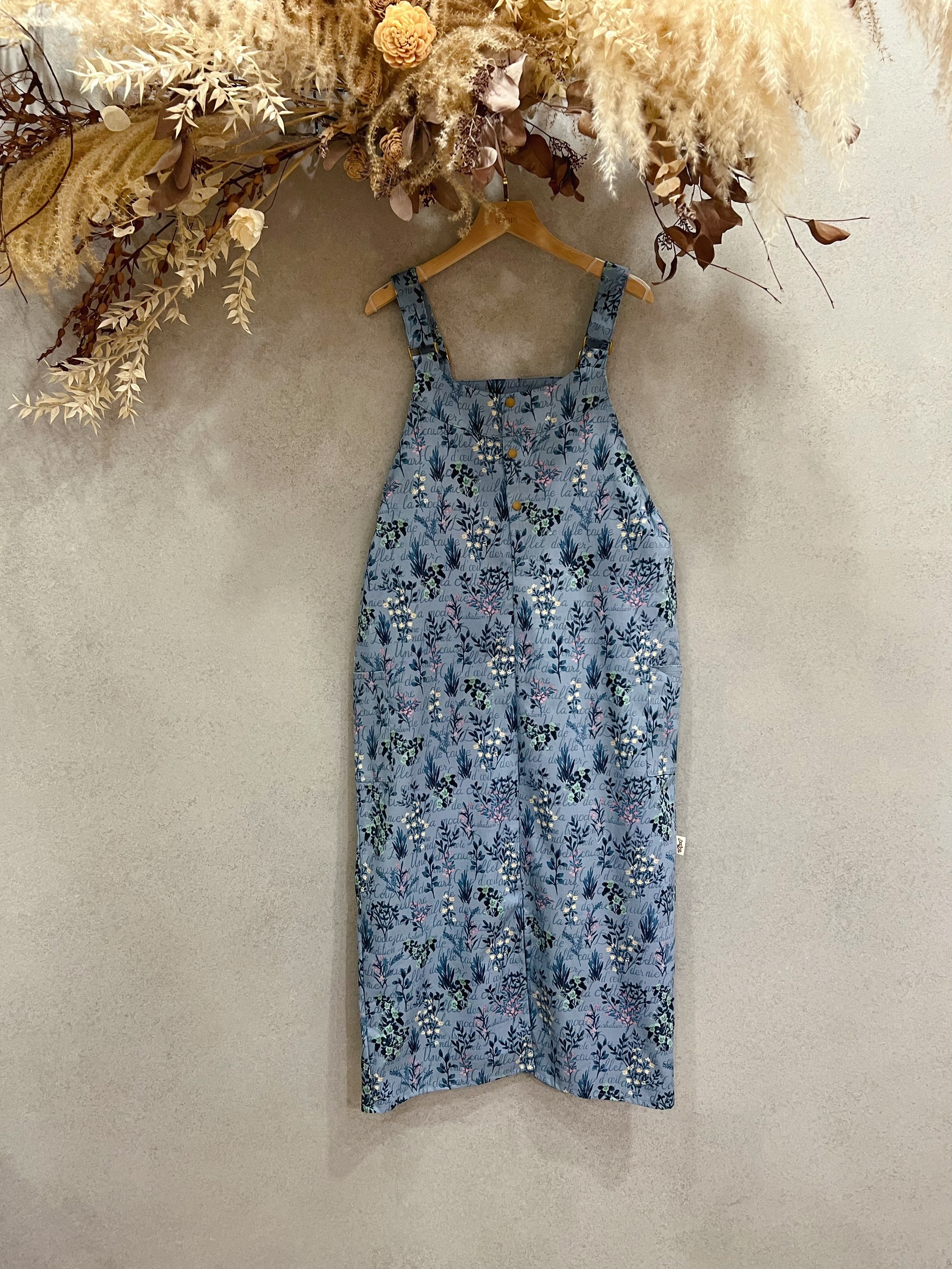 藍英文花草 媽咪俏皮吊帶長裙