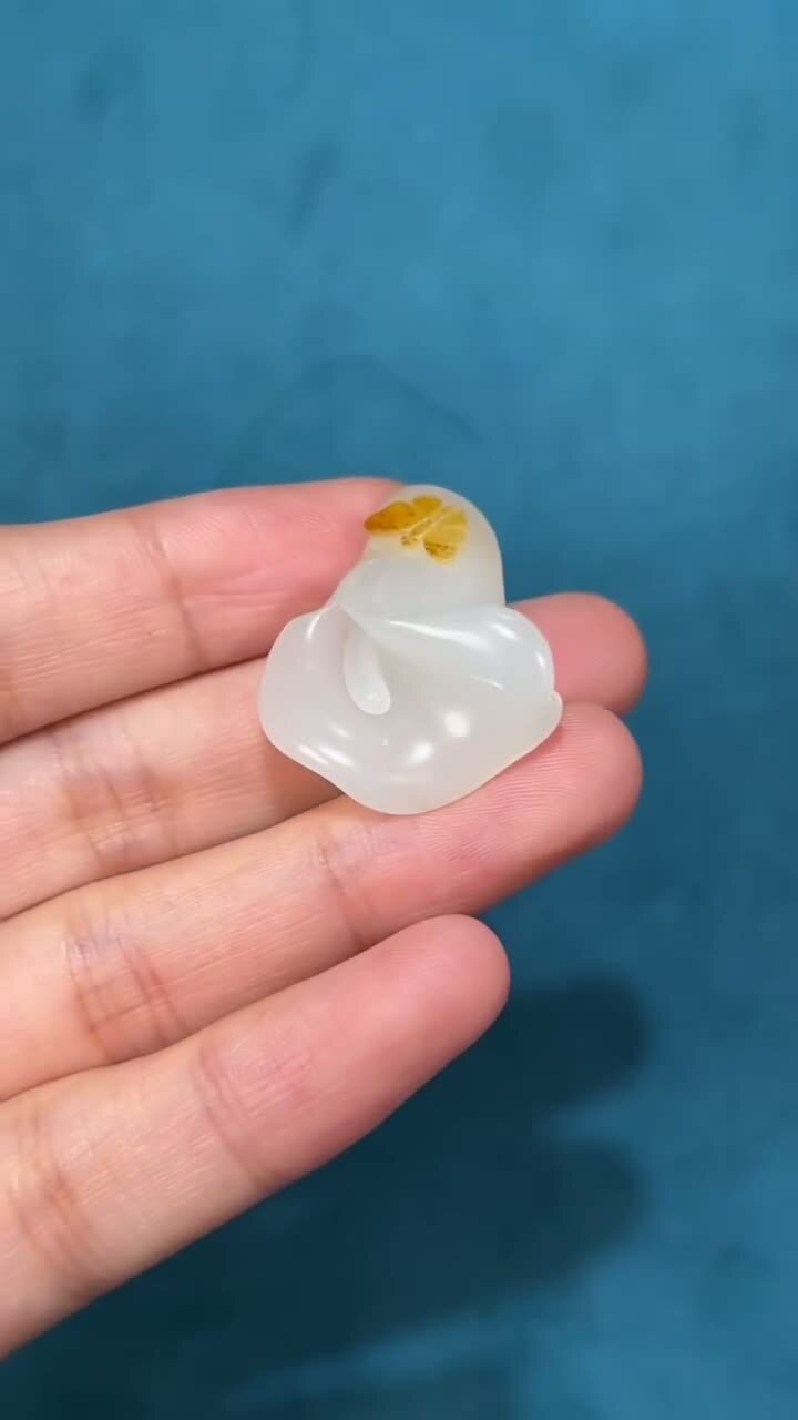 925223 和田玉籽料黃皮蝶戀花