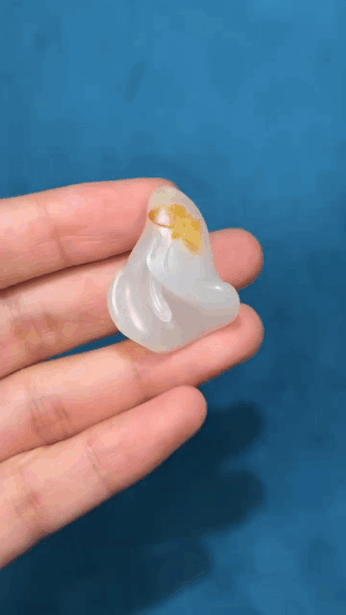 925223 和田玉籽料黃皮蝶戀花