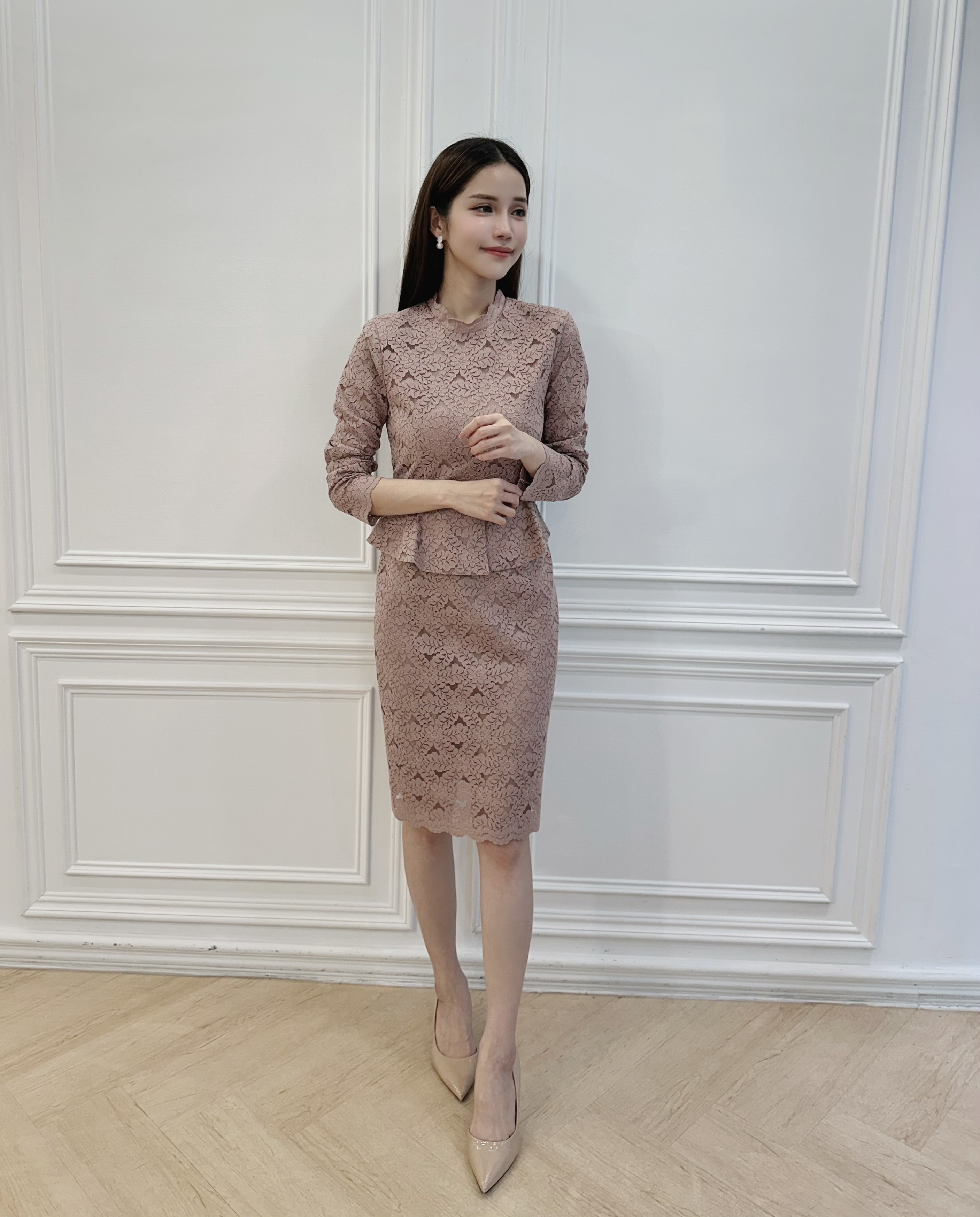 立領腰間裁片蕾絲洋裝