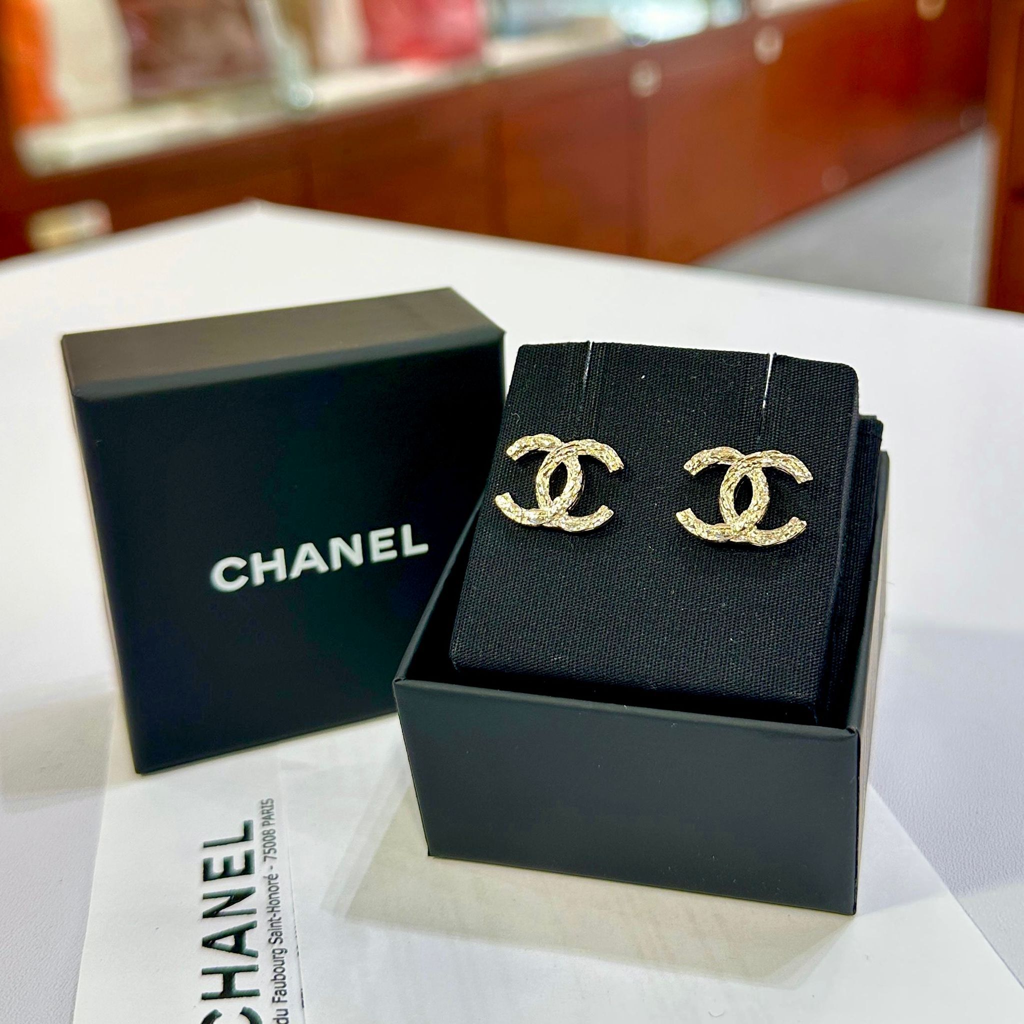 全新CHANEL耳環 1.5 X1cm ABF857 CC LOGO 淡金色扭紋金屬 #BRAND NEW #香榭站正品