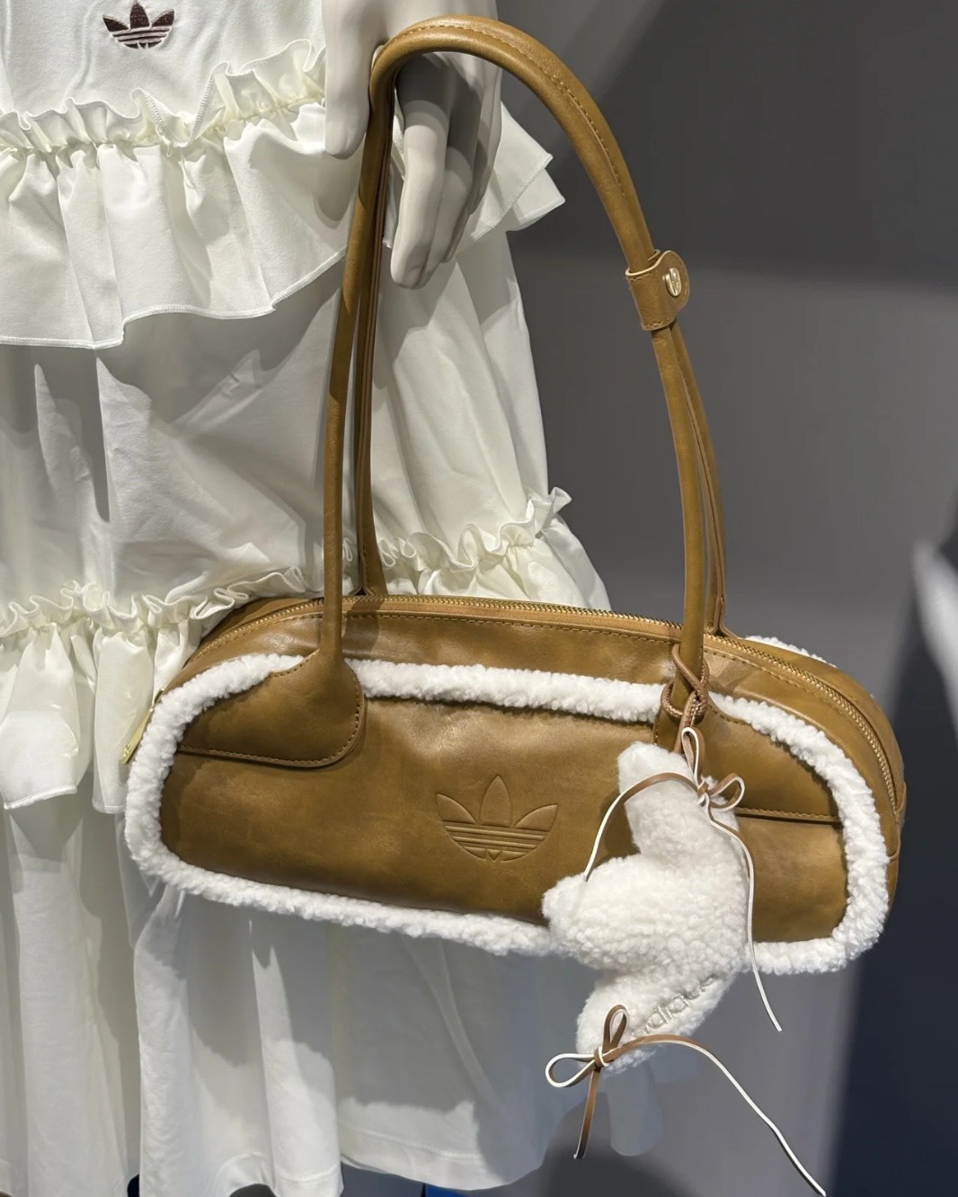 ADIDAS 羊羔毛法棍包