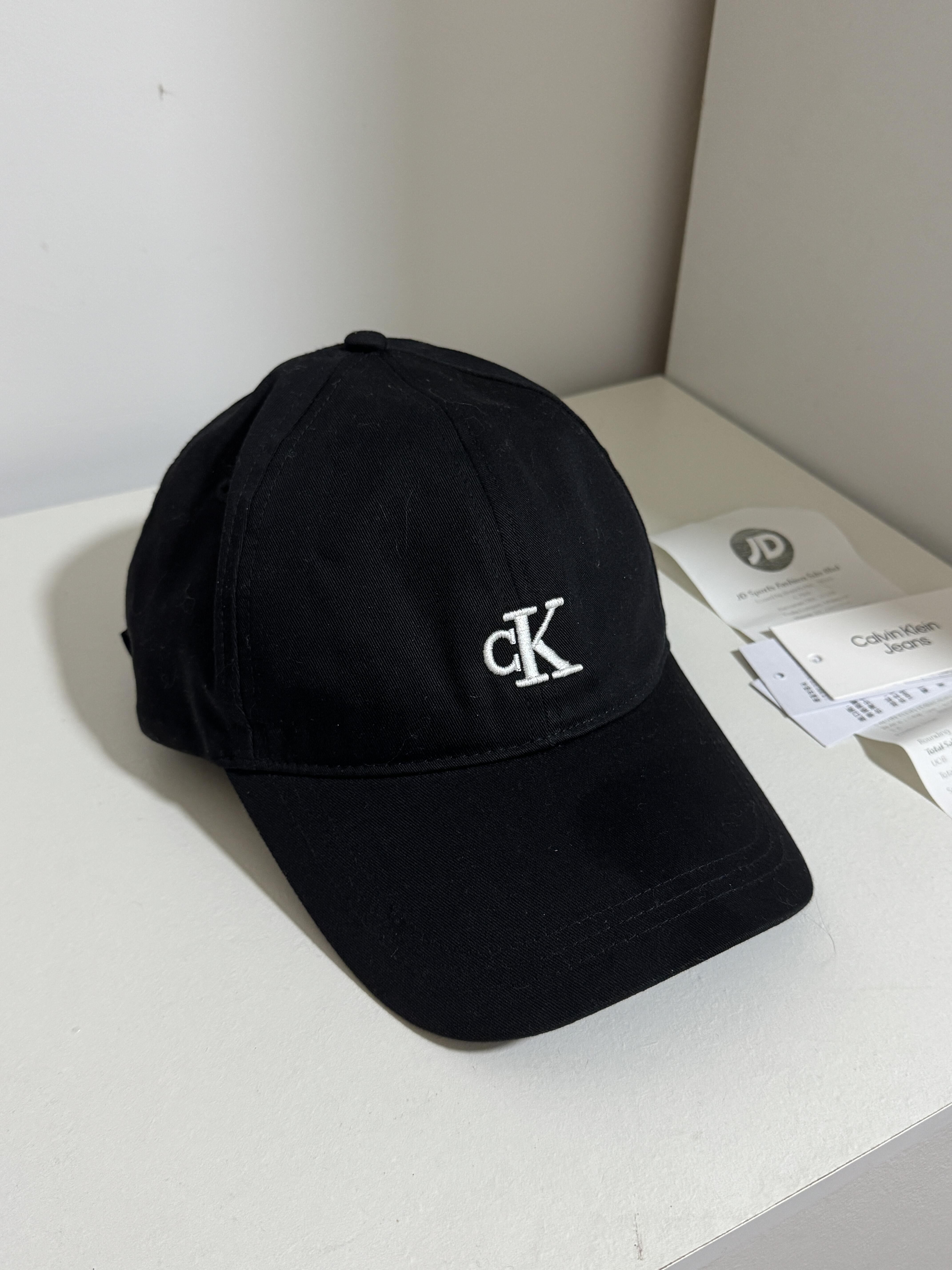 代購-<1000元左右交換禮物>CALVIN KLEIN 小LOGO CK刺繡 老帽 黑