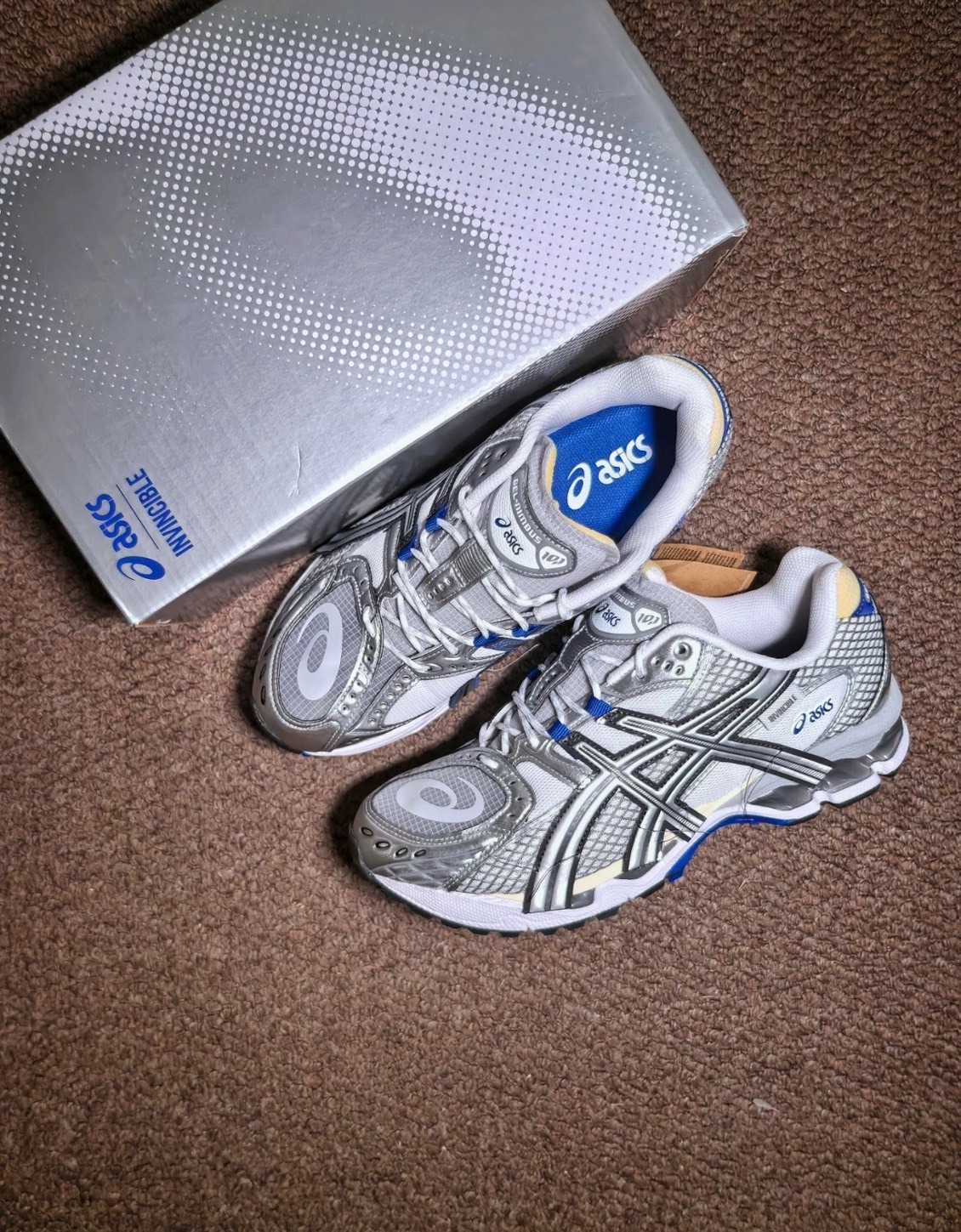 iSNEAKERS｜Invincible® X Asics Gel-nimbus 10.1 "Http 404" 銀藍 1203A814-021