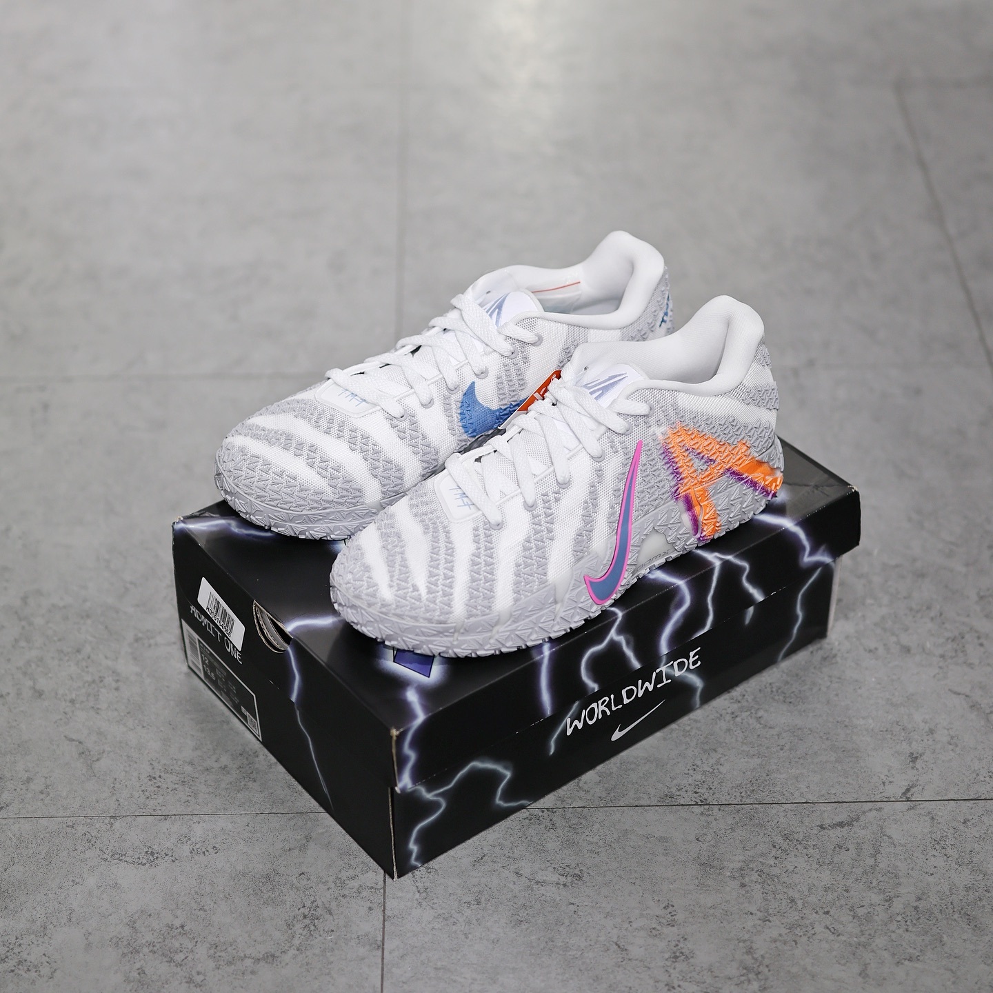 NIKE JA 3 ” LIGHT SHOW“ EP JA MORANT 3 莫蘭特灰色塗鴉鴛鴦 HF2794-100