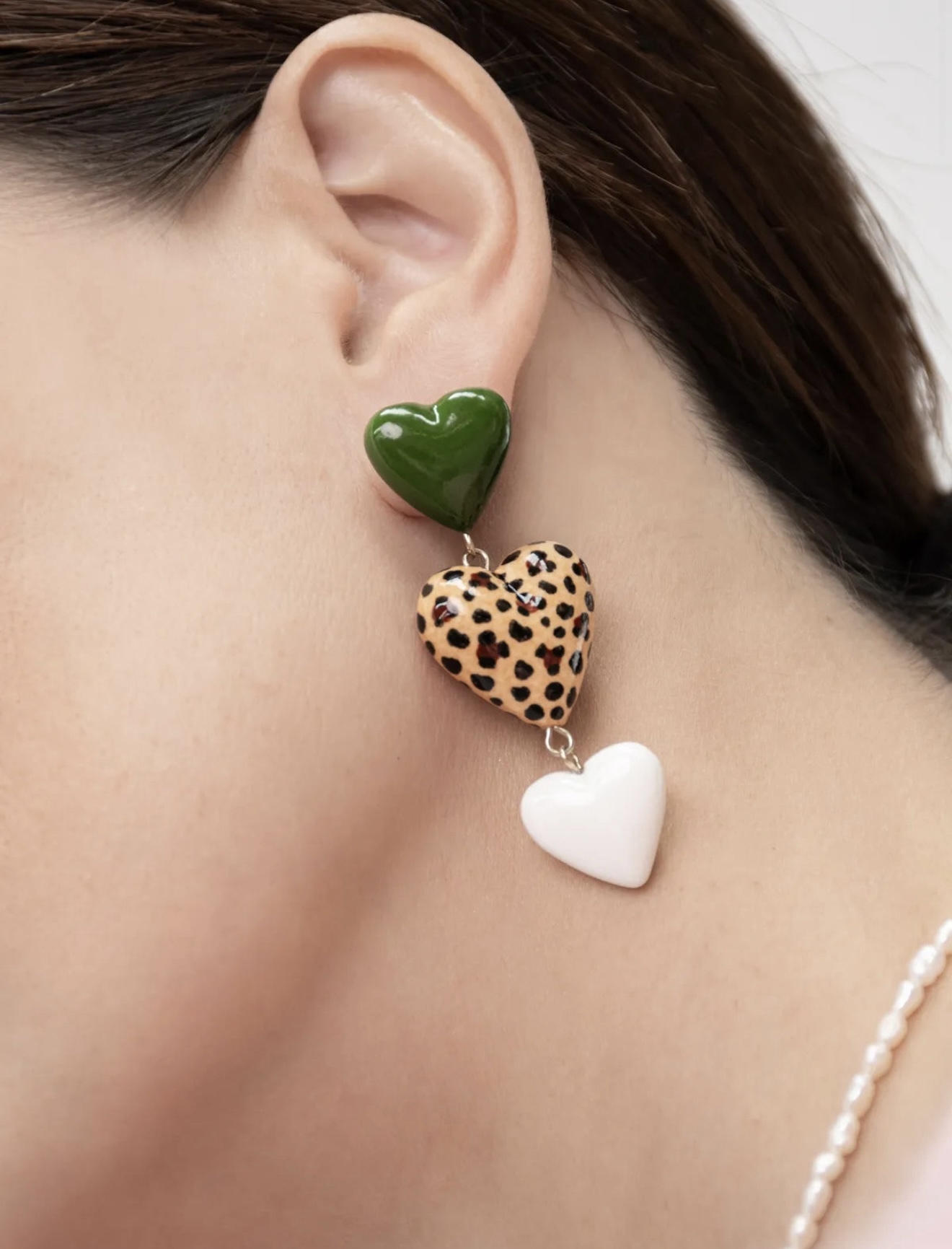 綠白豹紋串愛心瓷耳環