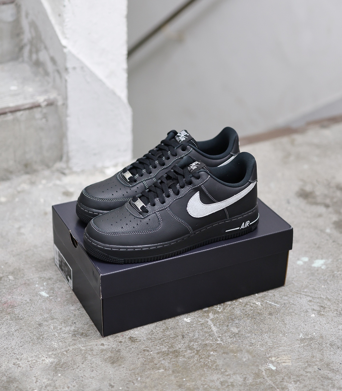 AIR FORCE 1 ＇07 LV8　HQ2037-006 Nike Air Force 1 '07 Lv8 Black, Grey黑灰白縫線HQ2037-006