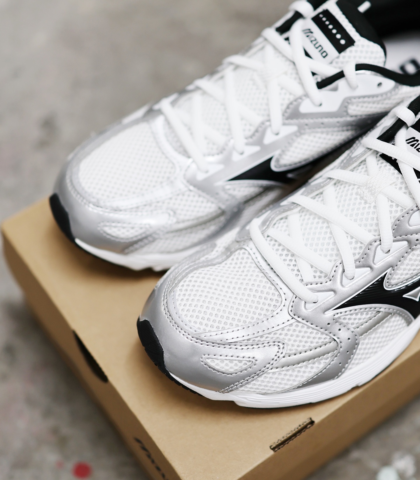 MIZUNO SPARK CN WHITE SILVER BLACK 白黑銀色 D1GH242804