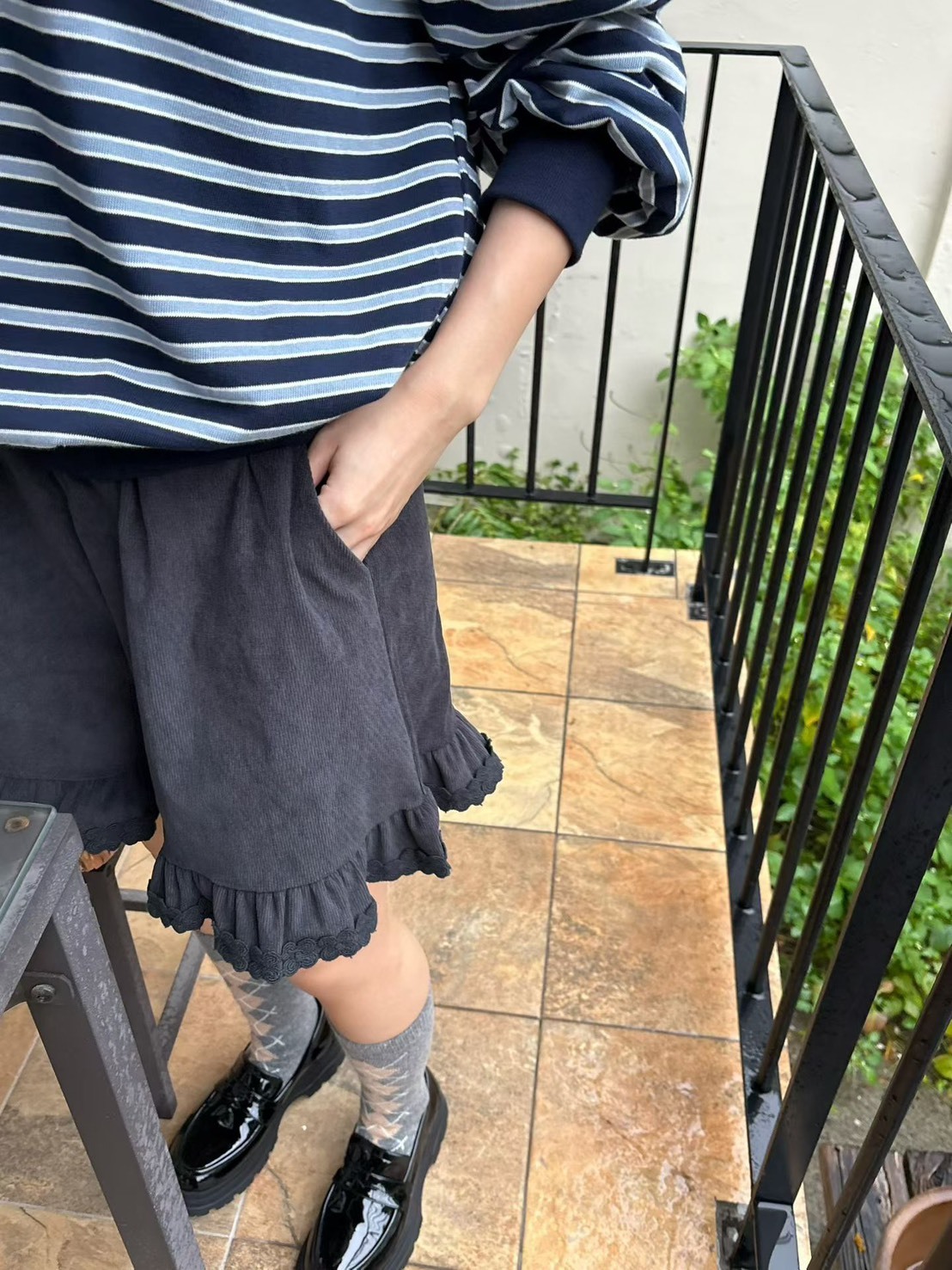 蕾絲荷葉鬆緊腰短褲