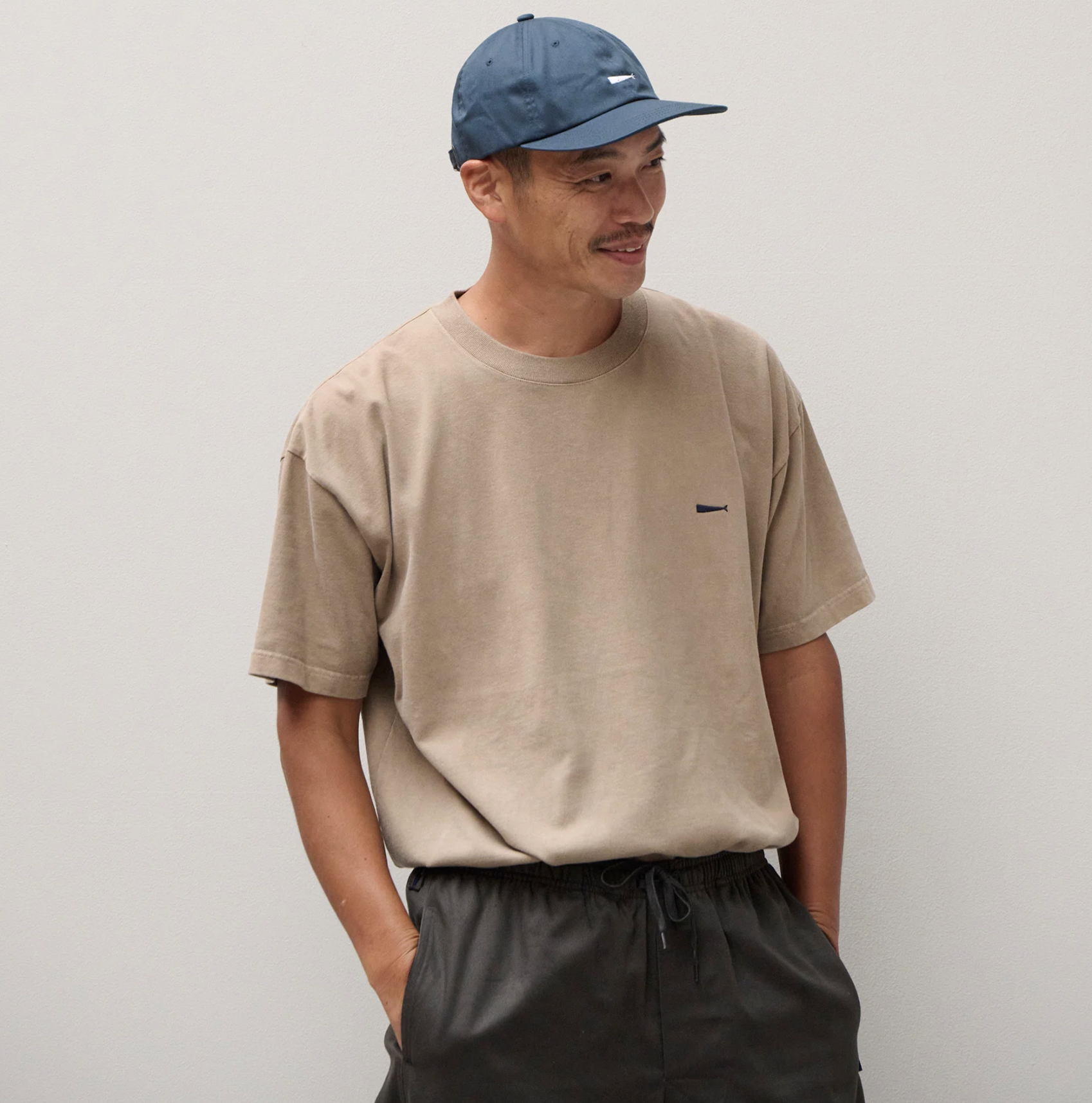 [現貨] DESCENDANT FW25 CACHALOT ORGANIC COTTON SS PIGMENT DYE | BEIGE / BLACK