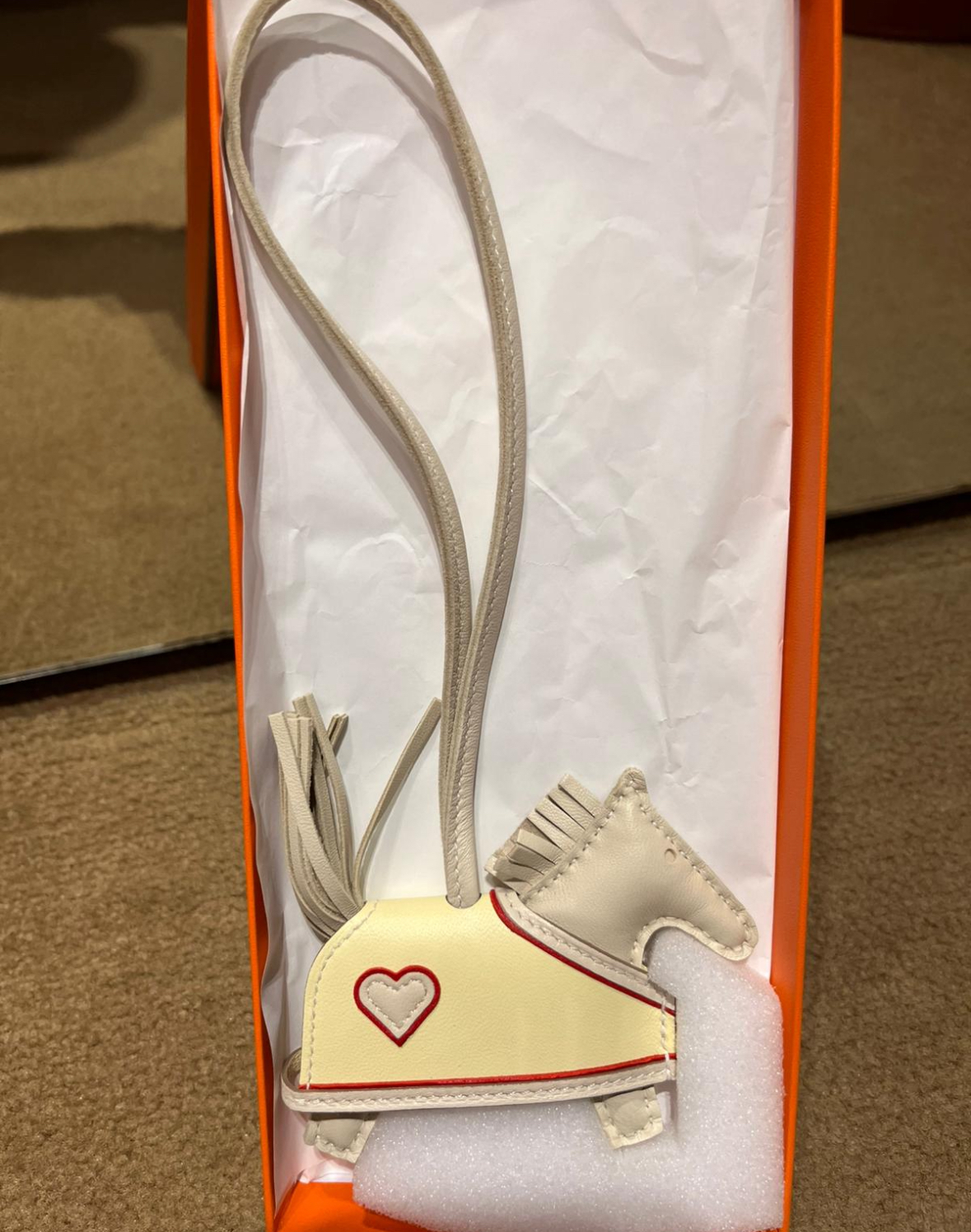 Rodeo Robeo Coeur PM charm Craie / Craie / Jaune Milton / Rouge Radieux