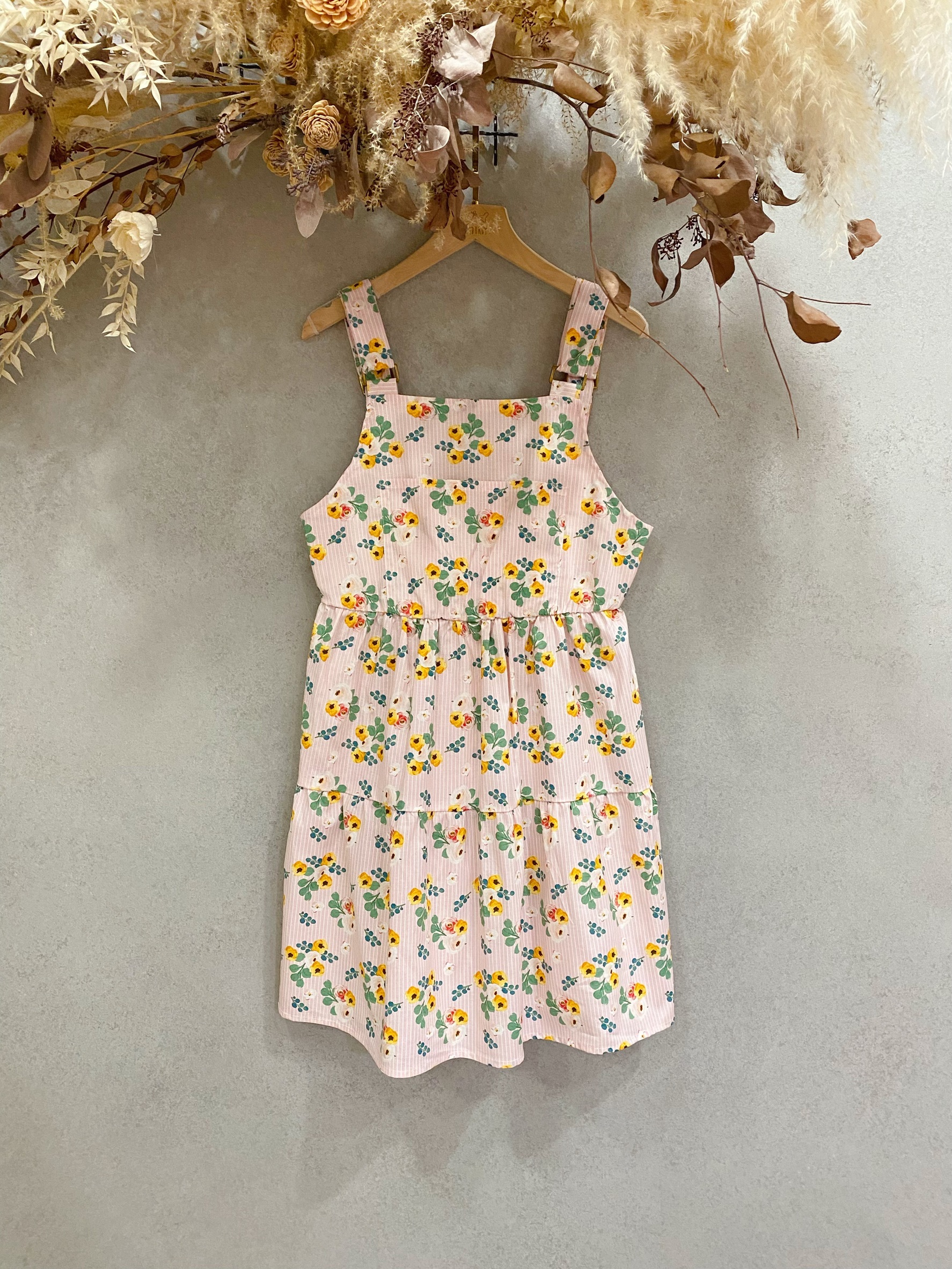 粉線條山茶花 媽咪吊帶千層短洋裝