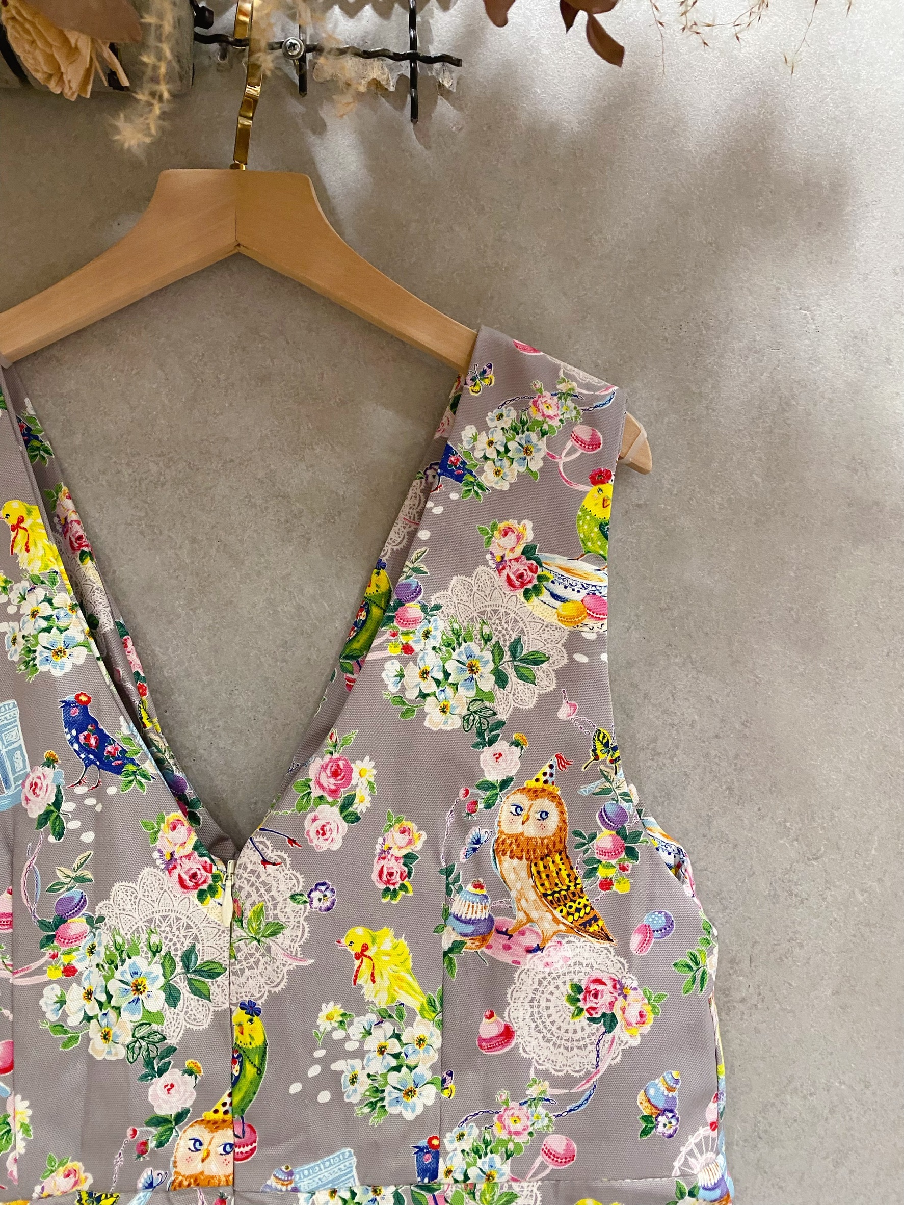 灰鳥兒花卉 媽咪紐結短洋裝