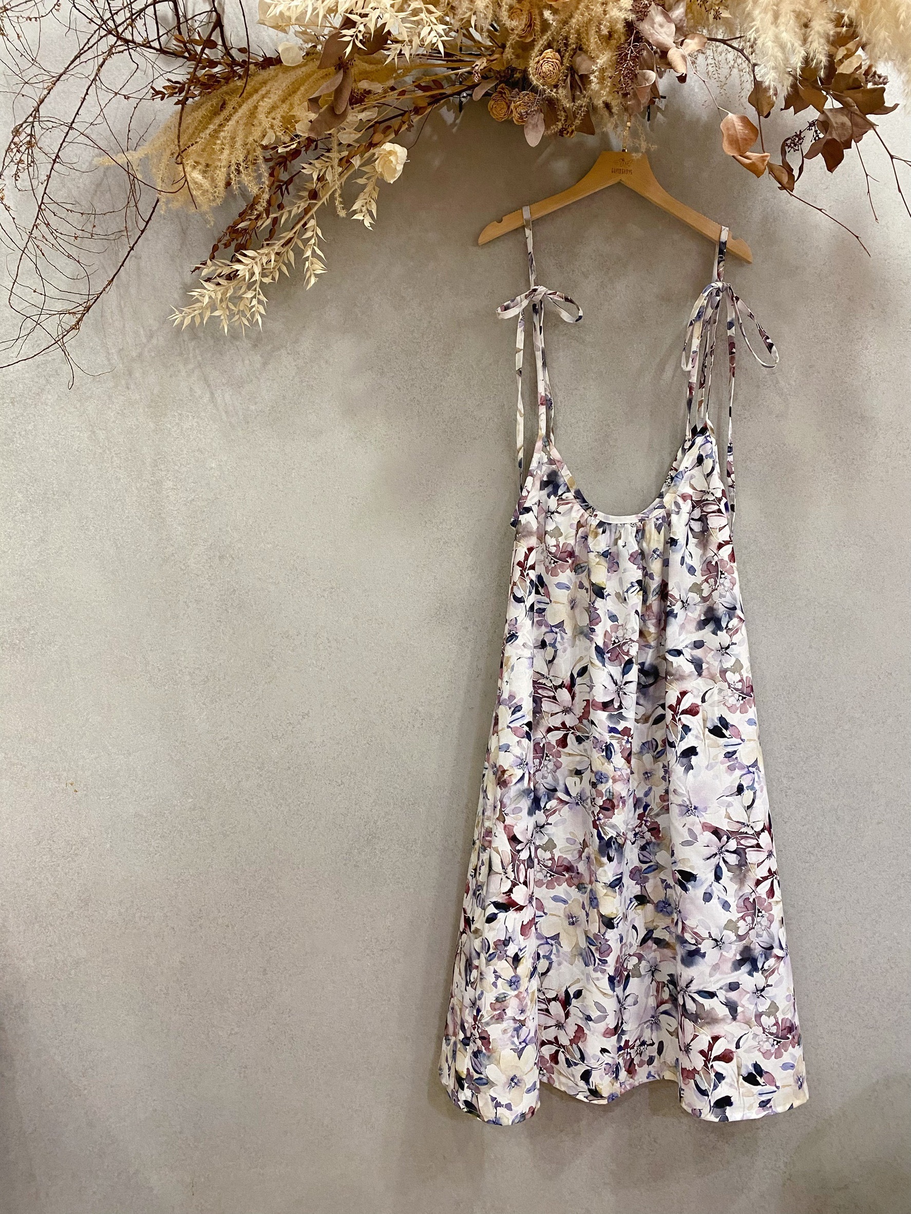 白底葡萄紫花卉 媽咪度假長洋裝