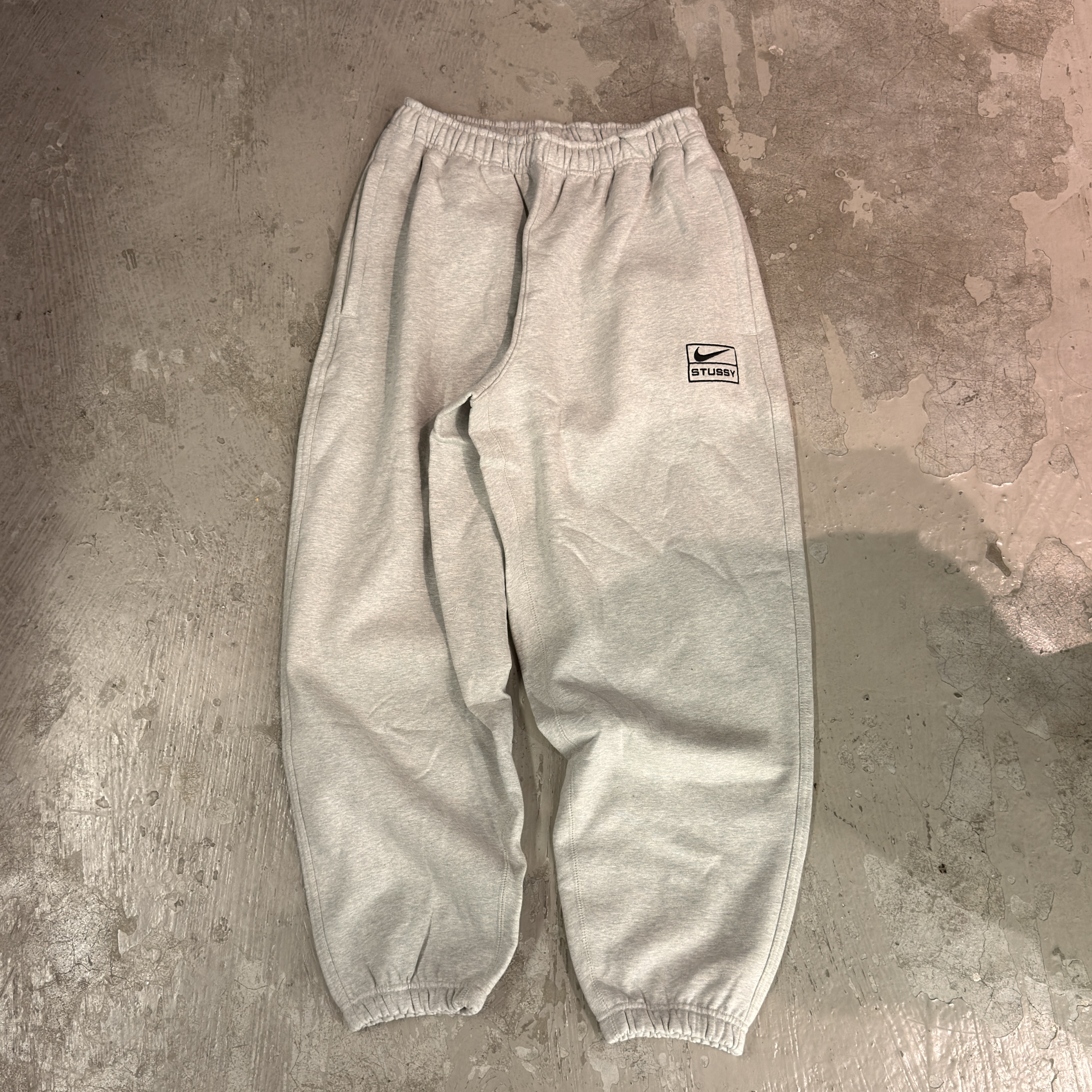 [Instock] Nike X Stüssy Sweatpants Grey | FN5232-050