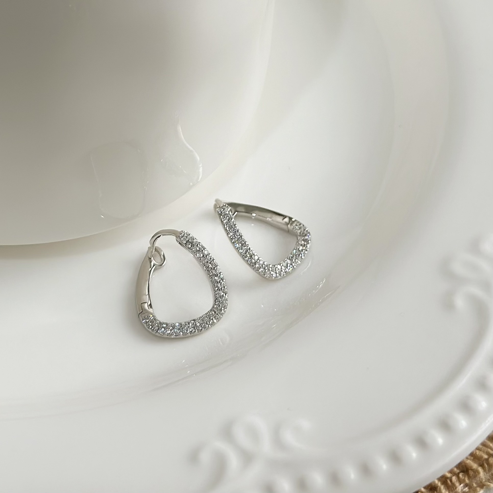 【輕奢】排鑽波浪大圈純銀易扣