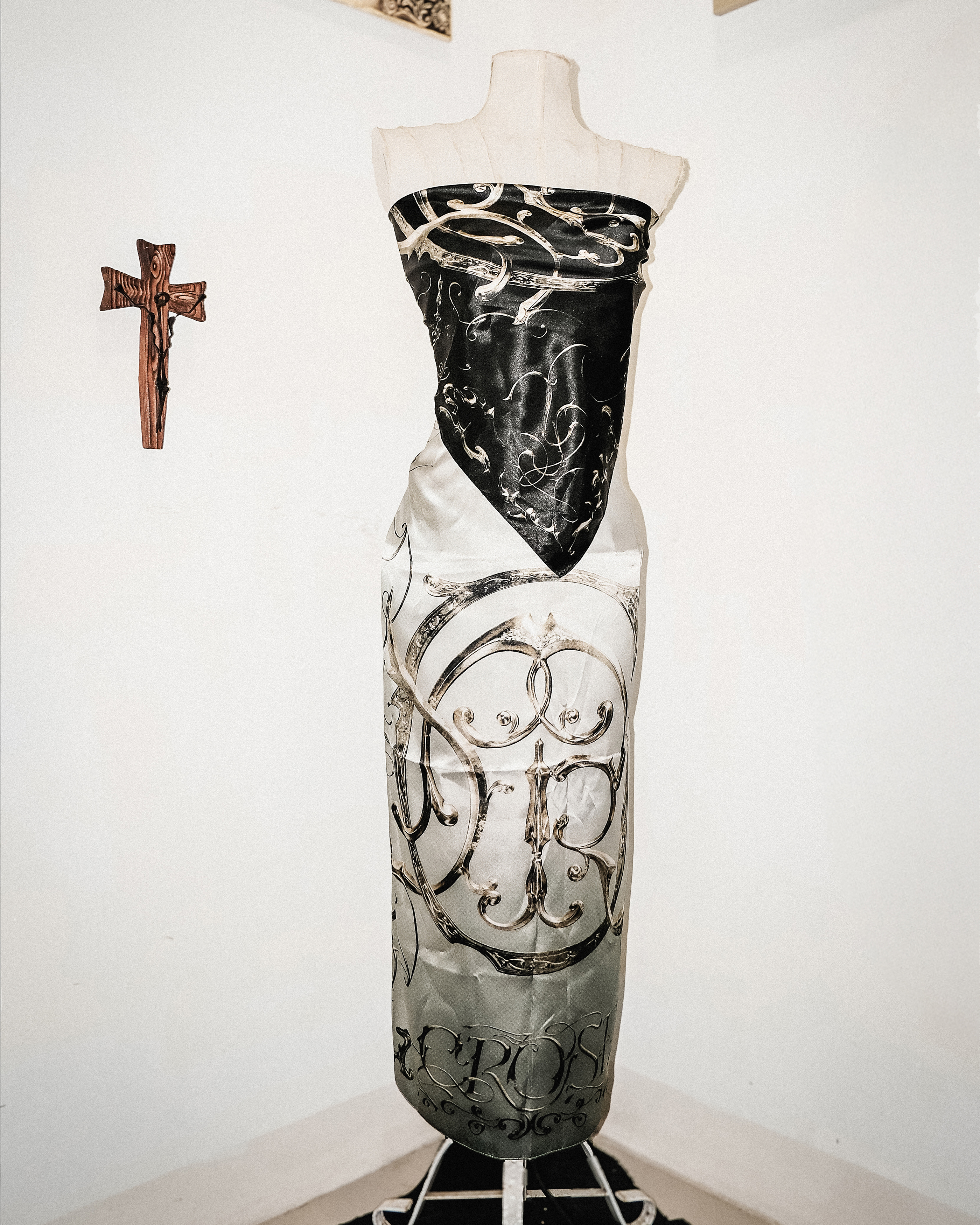 CROSE 族徽絲巾 (黑)