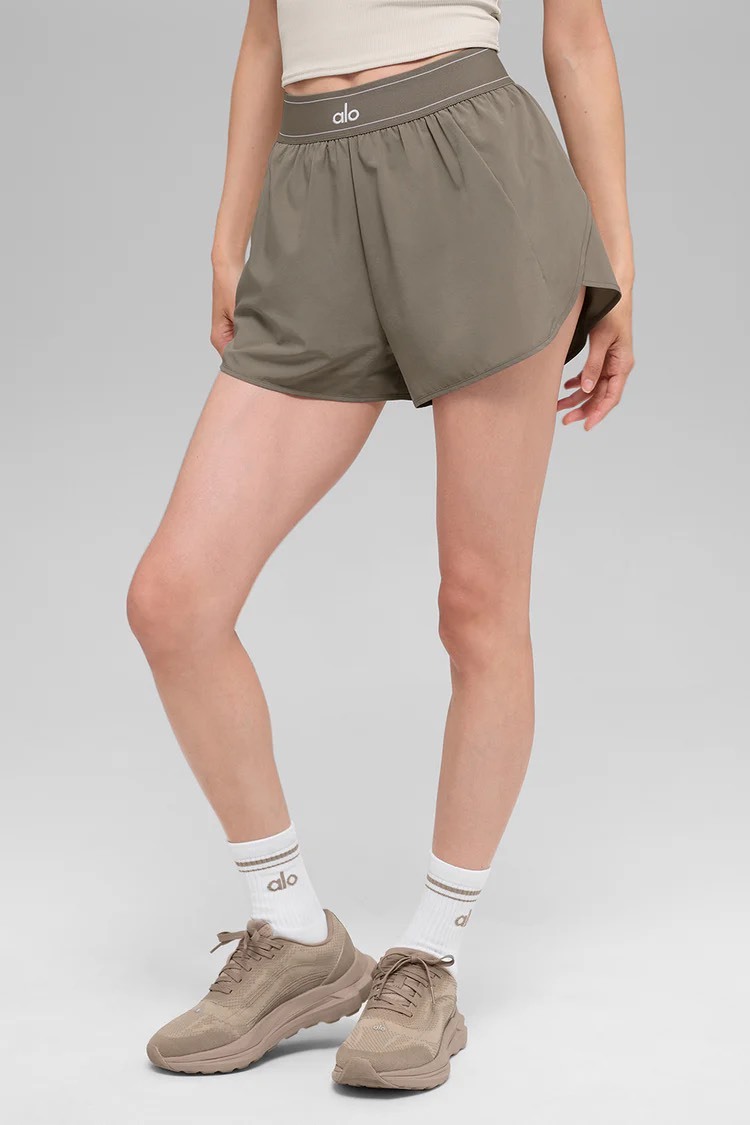 alo ｜經典Logo款 Match Point 短褲 摩卡色