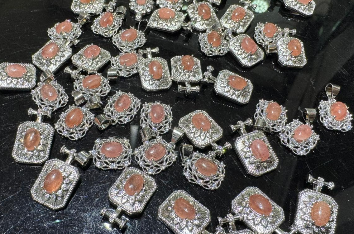 251004 - C1 阿根廷紅紋石隨機鑲嵌吊咀1粒