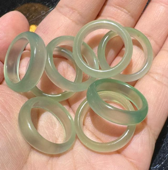 251004 - C5 天然綠玉髓跑環1粒