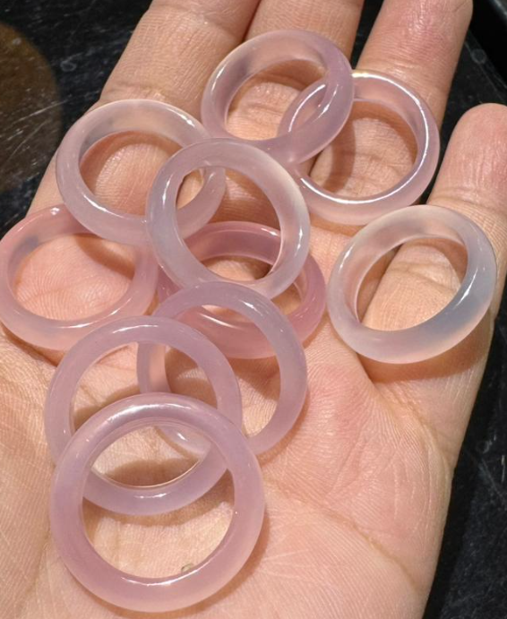 251004 - C8 天然粉玉髓跑環1粒