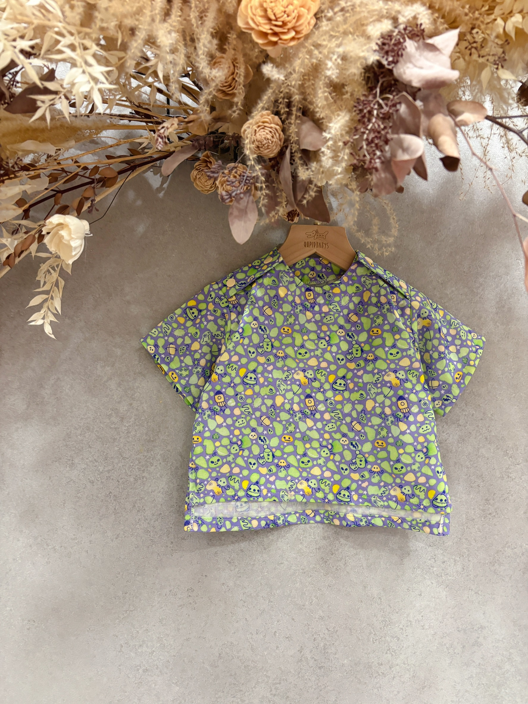 綠紫小外星人 雙肩釦短袖上衣（80）