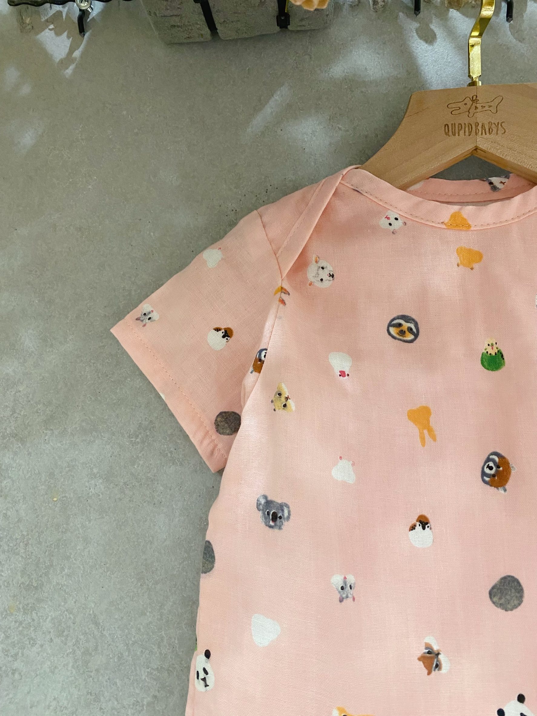 粉小動物頭像 開肩上衣（80）