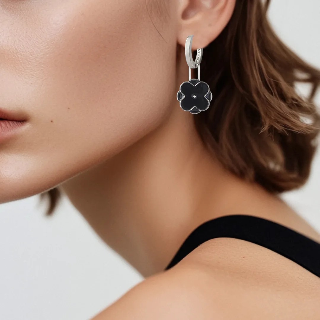 A1 圈圈耳環的高清特寫圖