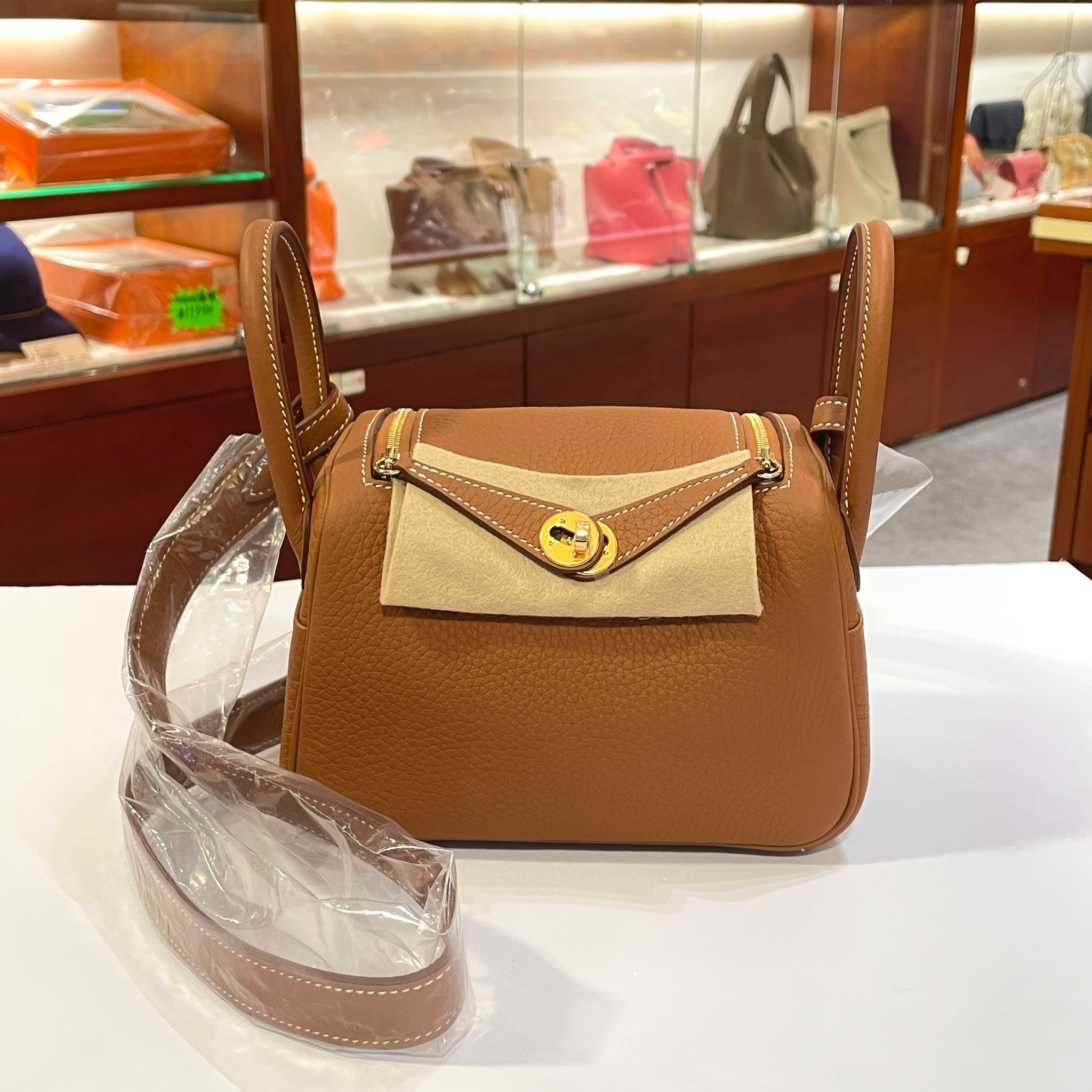 全新HERMES MINI LINDY二代 金金TC皮 K刻 37 GOLD GHW H085956CC#兩年免費保養 #BRAND NEW #香榭站正品