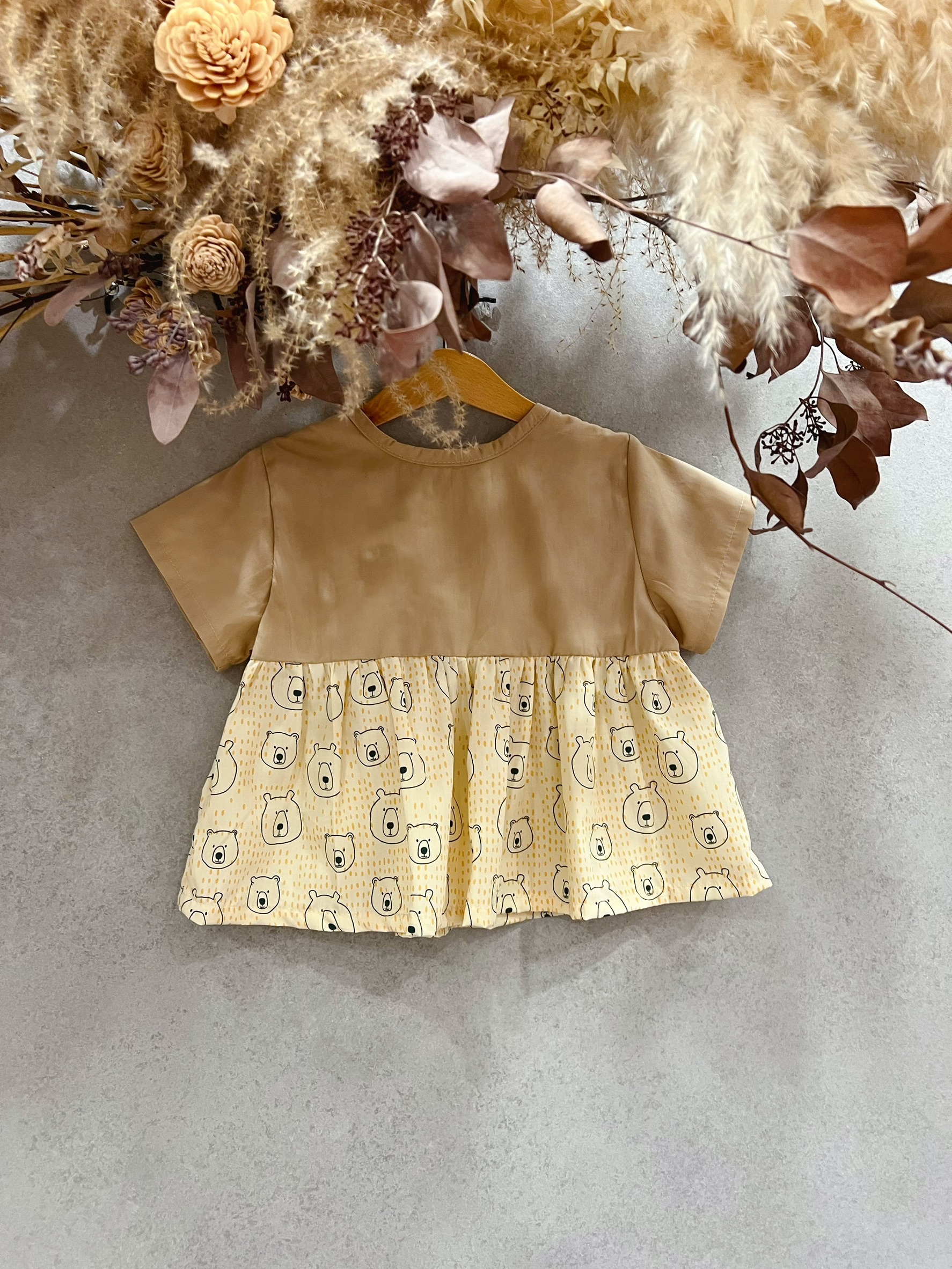 卡其拼接小熊 裙擺搖搖短袖上衣（90）