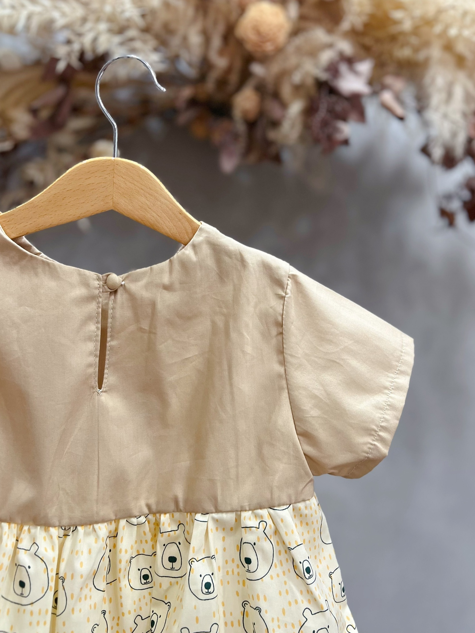 卡其拼接小熊 裙擺搖搖短袖上衣（90）