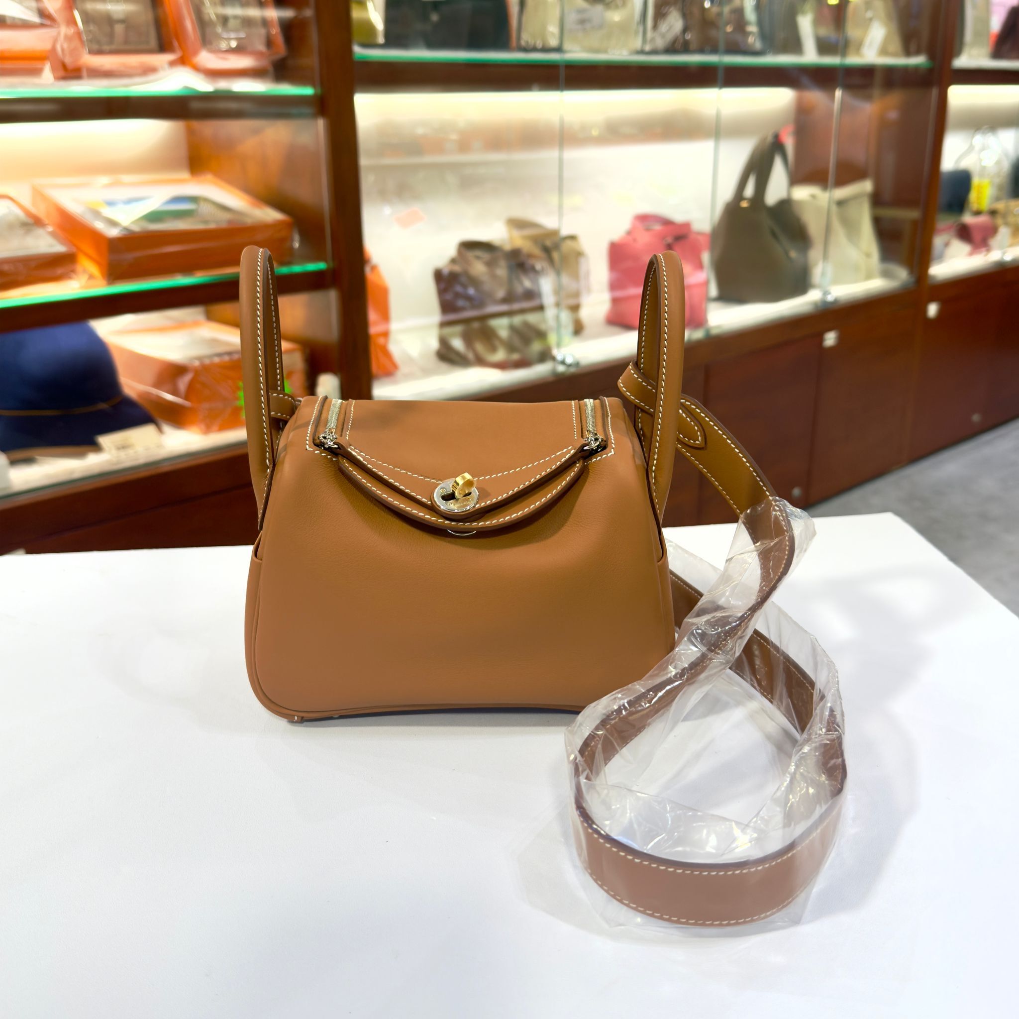 K刻 !! 全新HERMES MINI LINDY二代 金棕色金銀扣/鴛鴦扣SWIFT皮 37 GOLD GHW #兩年免費保養 #BRAND NEW #香榭站正品