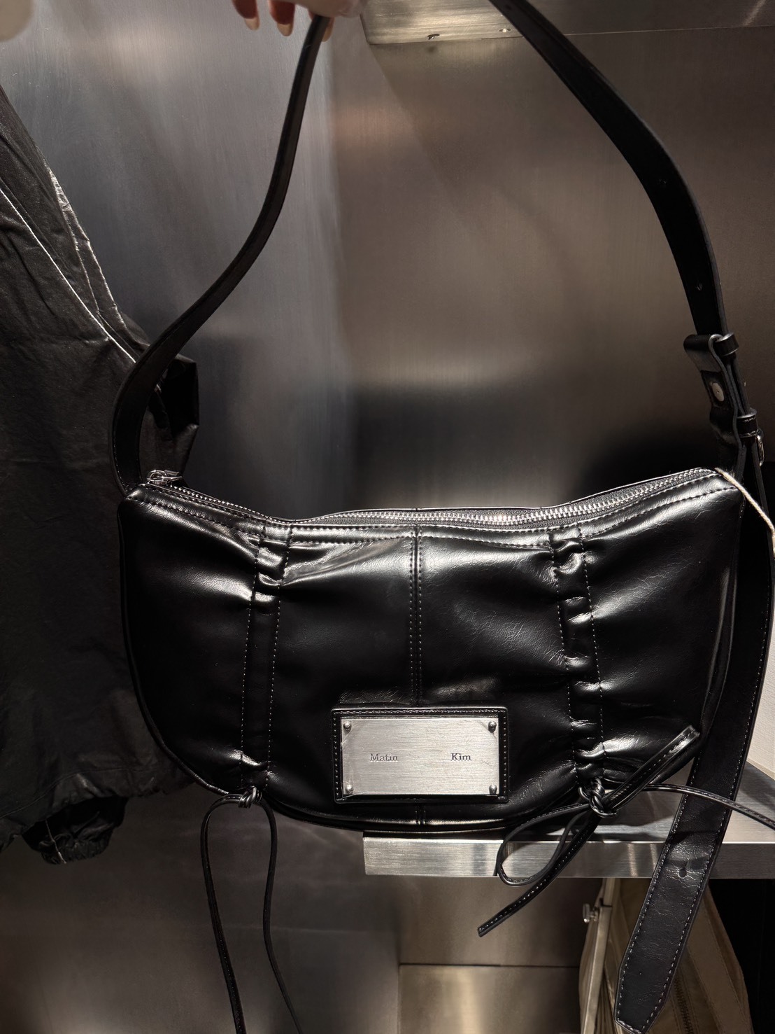 <快速出貨> Matin Kim 經典鐵牌風 蝴蝶結抽繩包