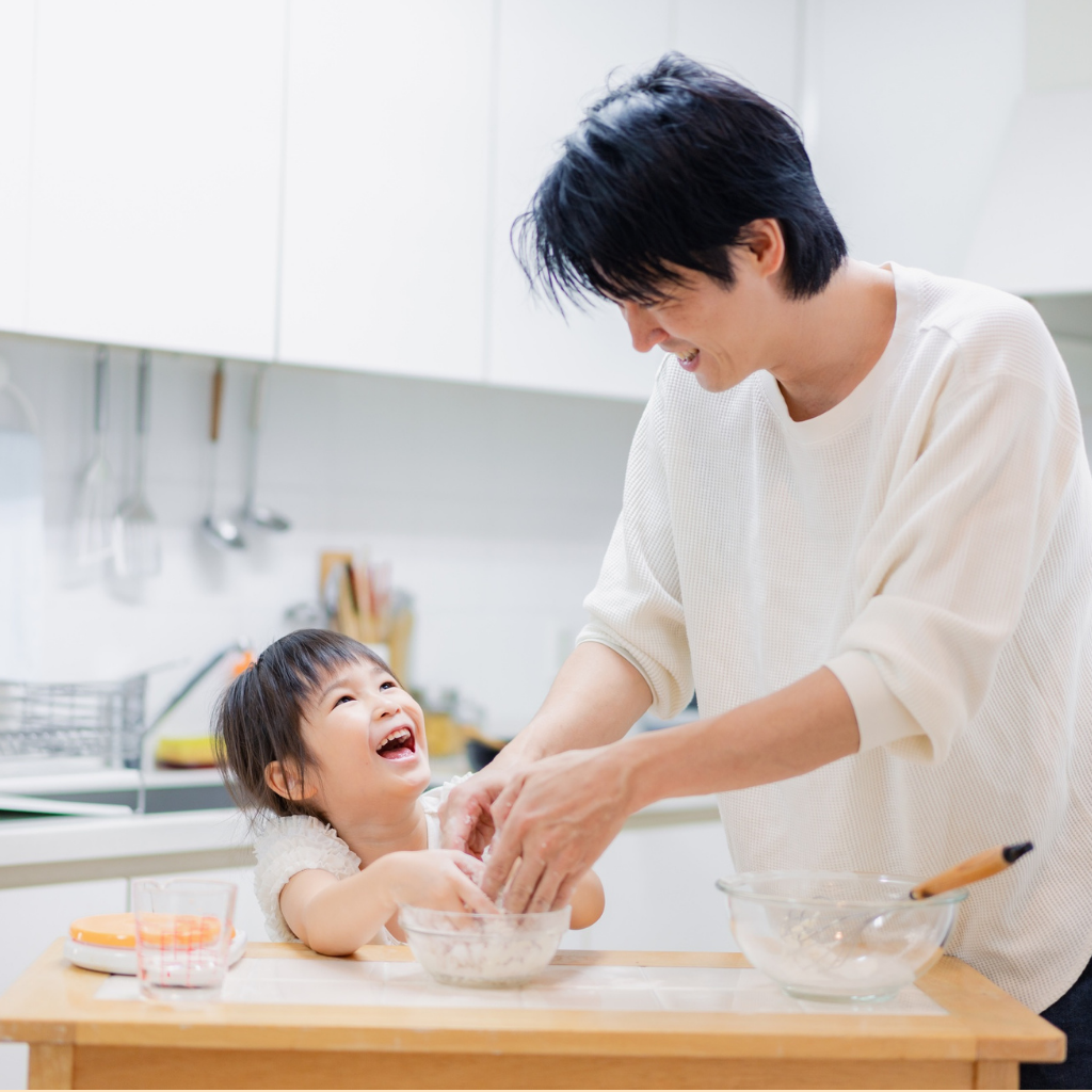 爸爸和女兒一起談話的溫馨畫面_愛品樂