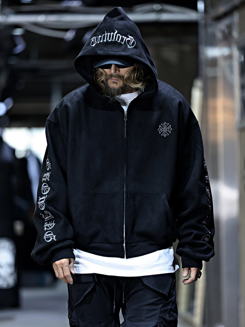 字母刺繡絨面革連帽拉鍊衫