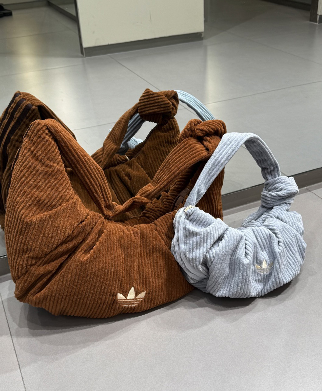 ADIDAS 燈芯絨牛角包 手提包 斜背包 肩背包 可調節 三葉草 焦糖棕 KT0860 寶寶藍 KT0861 / 預購