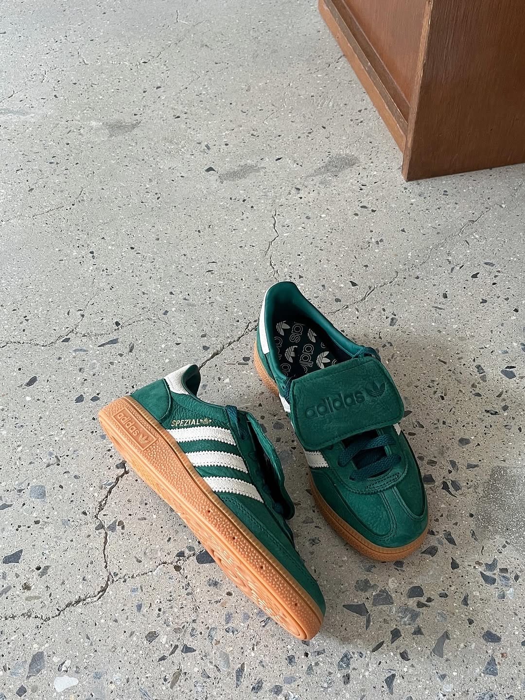 ADIDAS HANDBALL SPEZIAL 森林綠 復古綠 奶油白 焦糖底 翻蓋鞋舌 麂皮 荔枝皮革 男女鞋 JR4880 / 預購