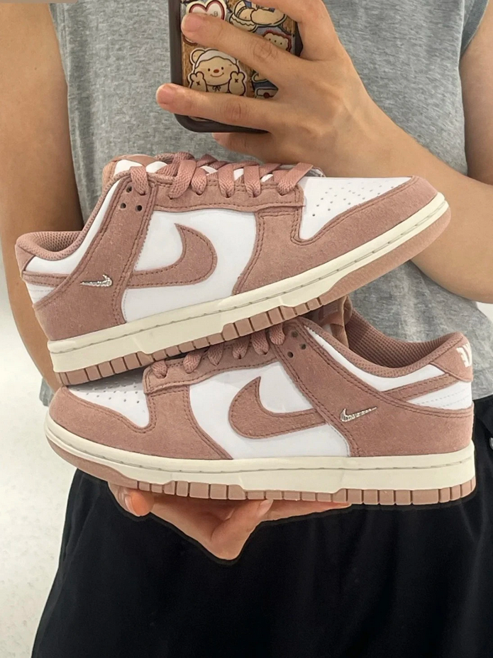 【預訂】NIKE DUNK LOW 小銀剔麂皮乾燥玫瑰-WOMEN