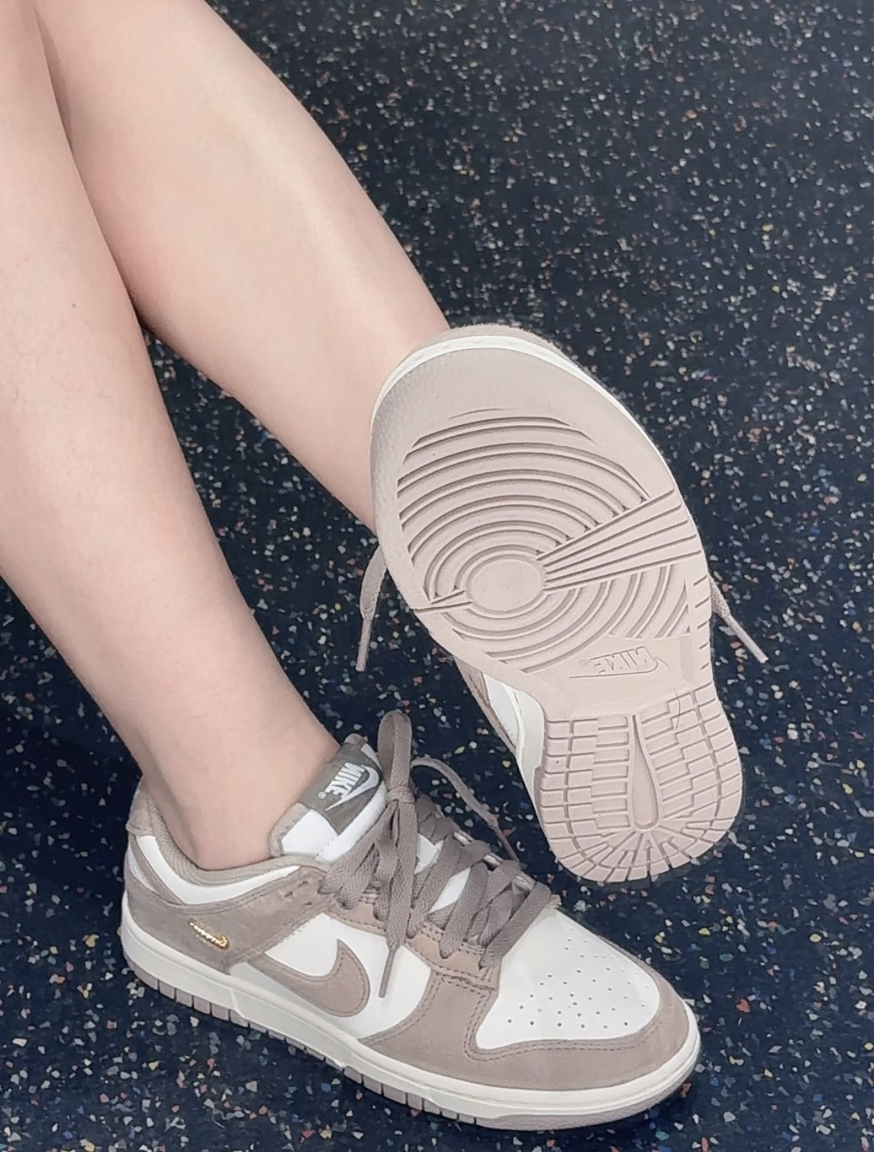 【預訂】NIKE DUNK LOW 小金剔麂皮奶茶啡-WOMEN