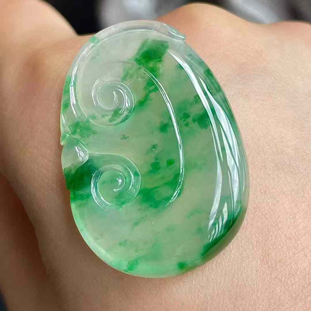 9245557 翡翠冰飄綠如意吊墜