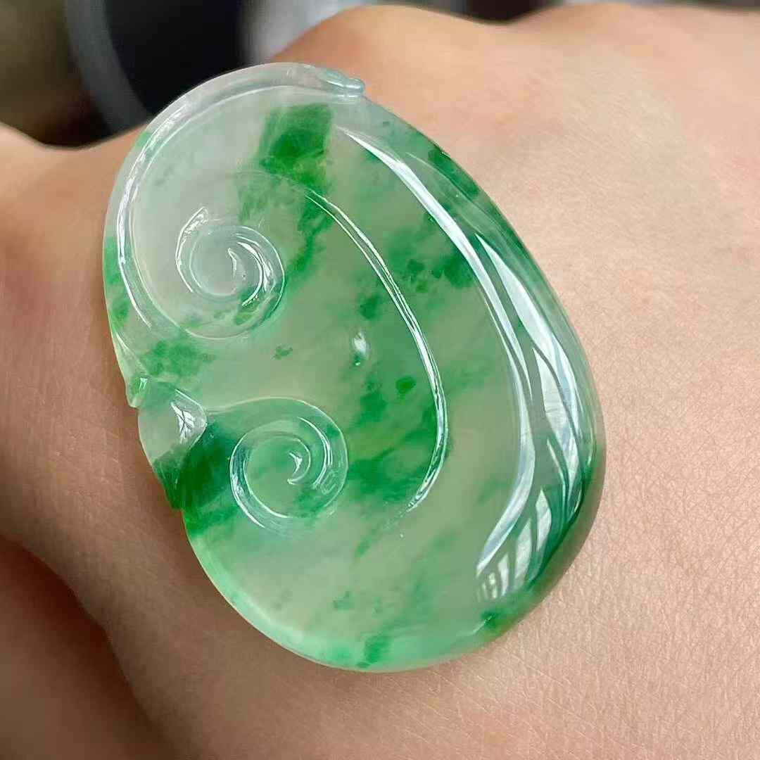 9245557 翡翠冰飄綠如意吊墜