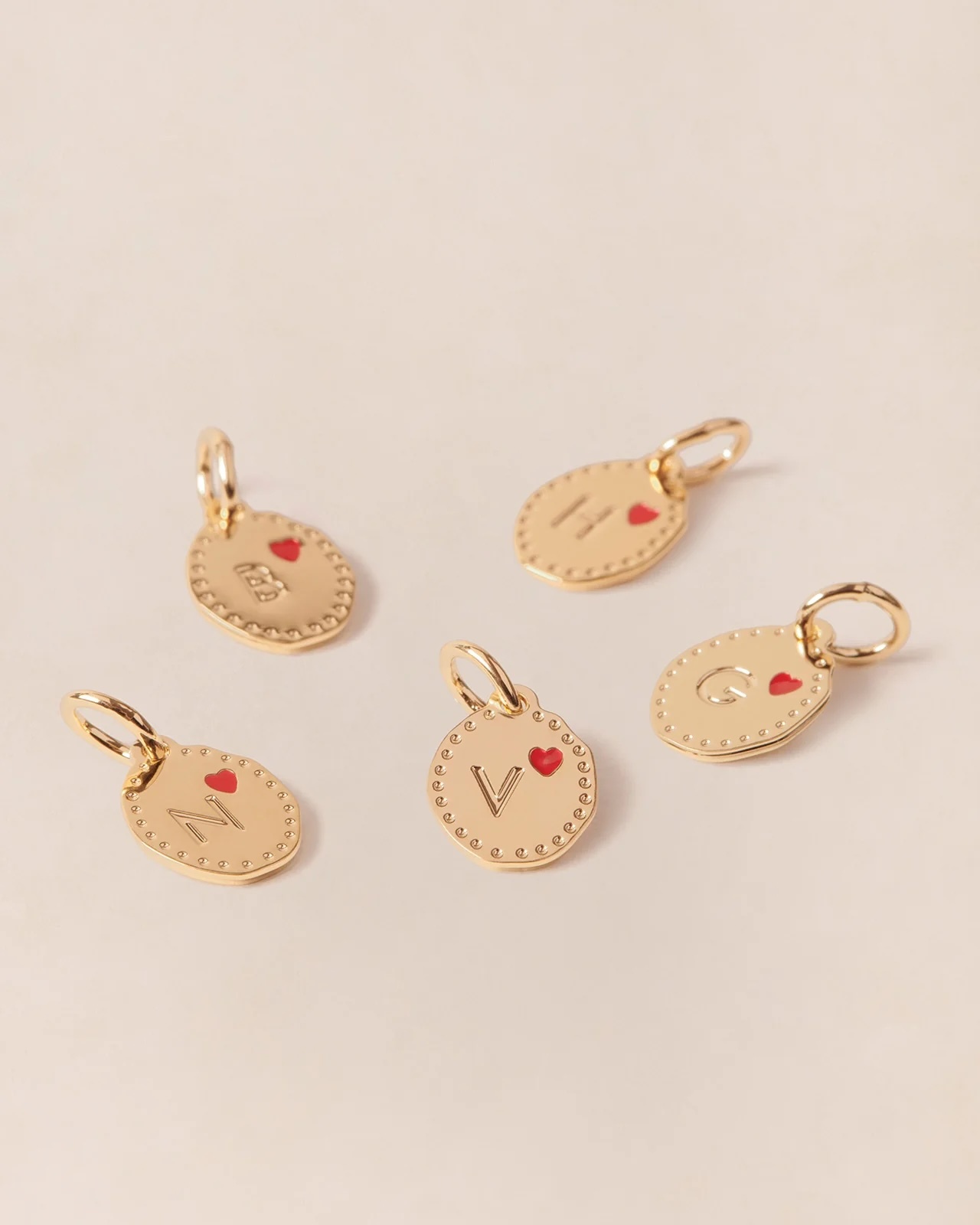 Initial Medal Manoa — Red & 24K Gold-Plated, 10mm | émoi émoi