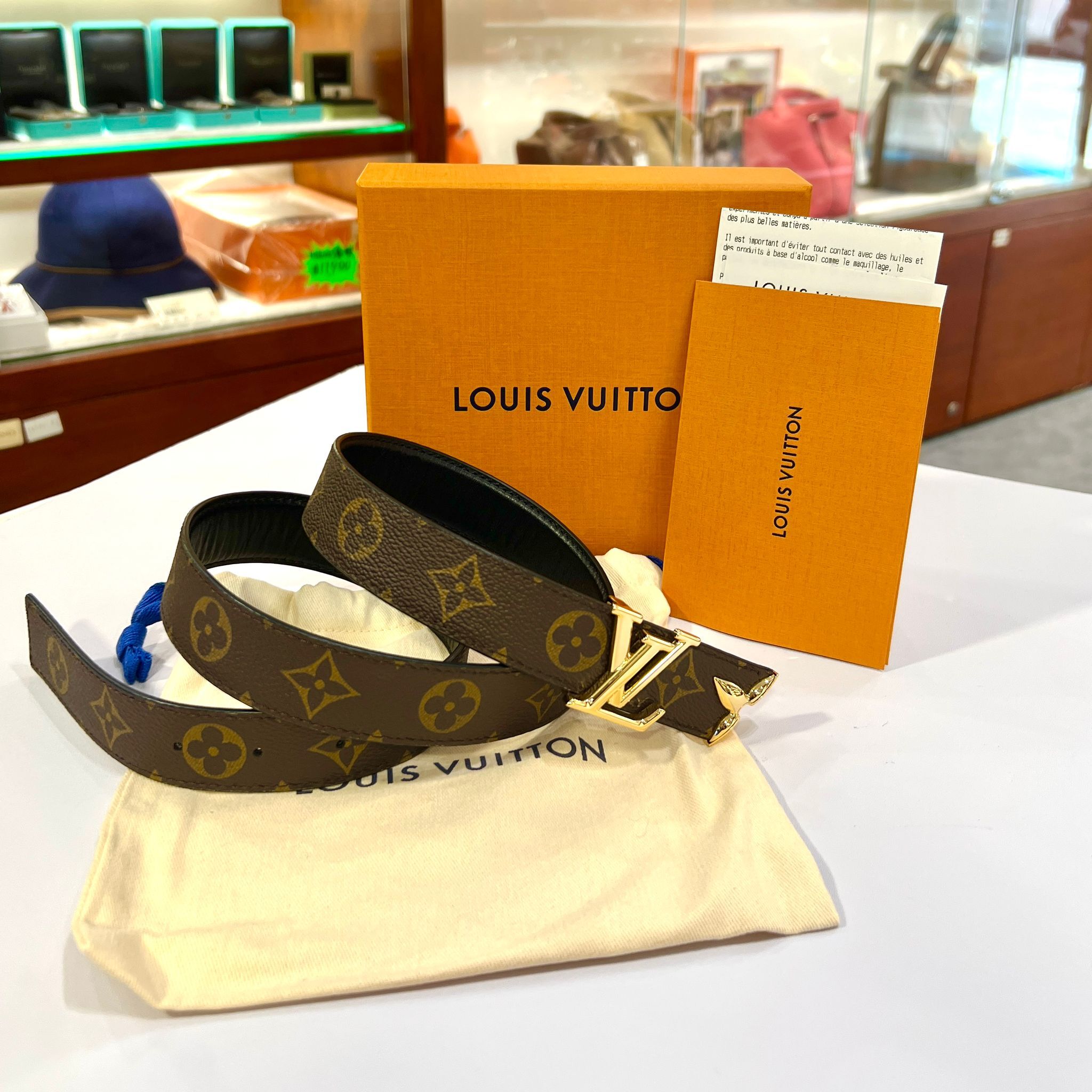 門市現貨!! 25年新款~全新LV皮帶雙面80碼M0699W黑色牛皮棕色LV Logo 32mm Pretty LV Reversible Belt #BRAND NEW #香榭站正品