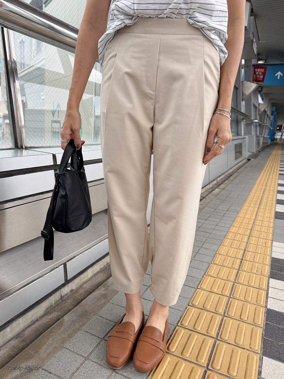 正韓suit俐落後鬆緊休閒縮口褲 (米白)