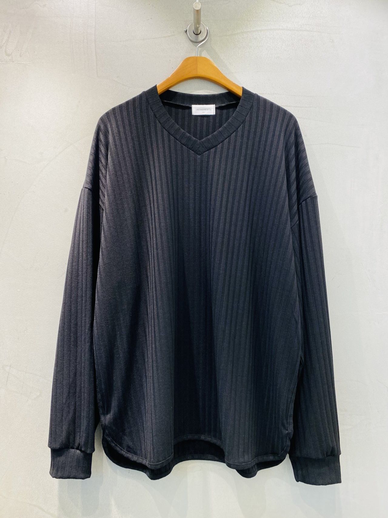 淨色V領暗直紋長袖衫 UNSTANDARD-126T