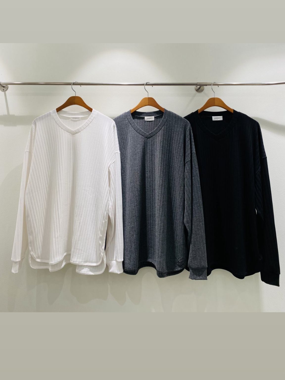 淨色V領暗直紋長袖衫 UNSTANDARD-126T