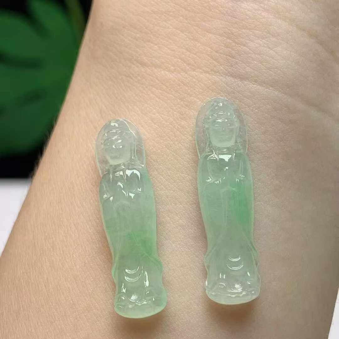 924354 翡翠冰種飄綠站觀音一對